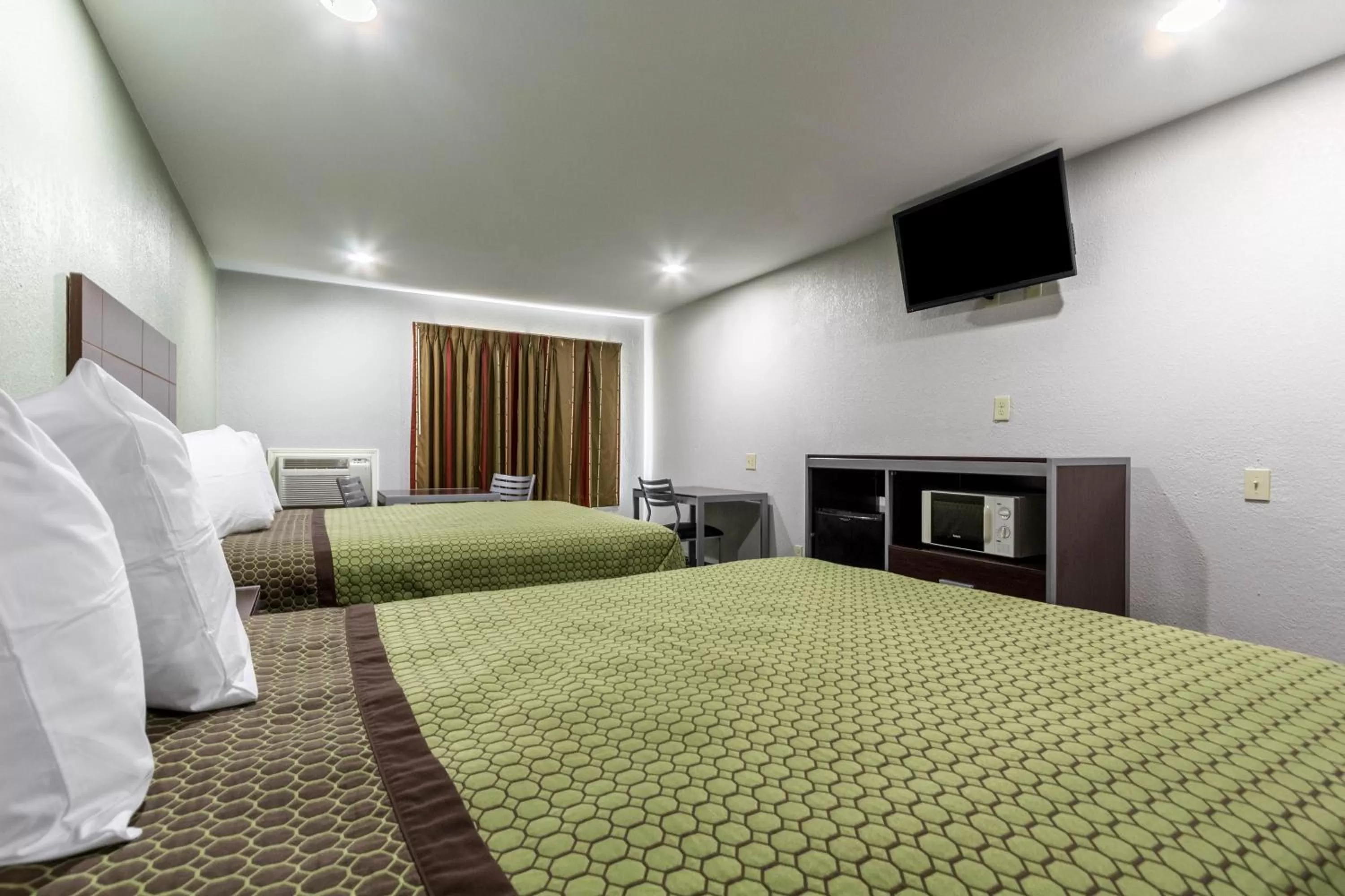 Standard Queen Room with Two Queen Beds in Scottish Inn and Suites Tomball