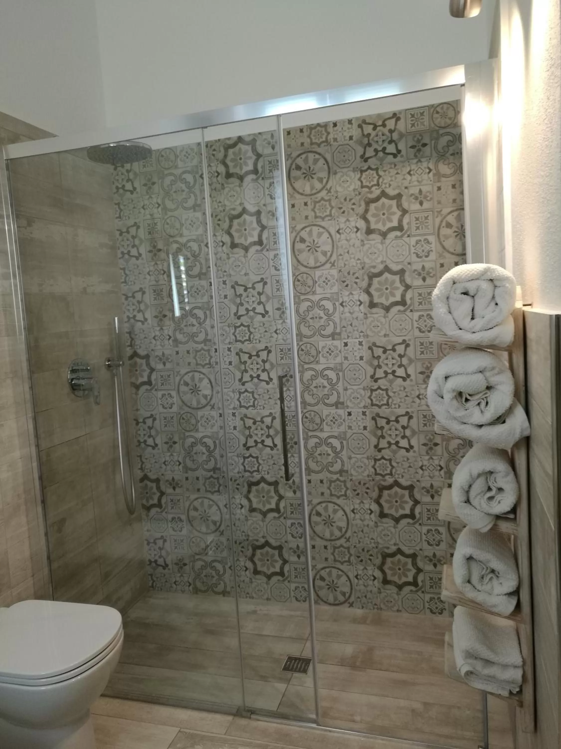 Shower in B&B Les Chambres Rooms & Suite
