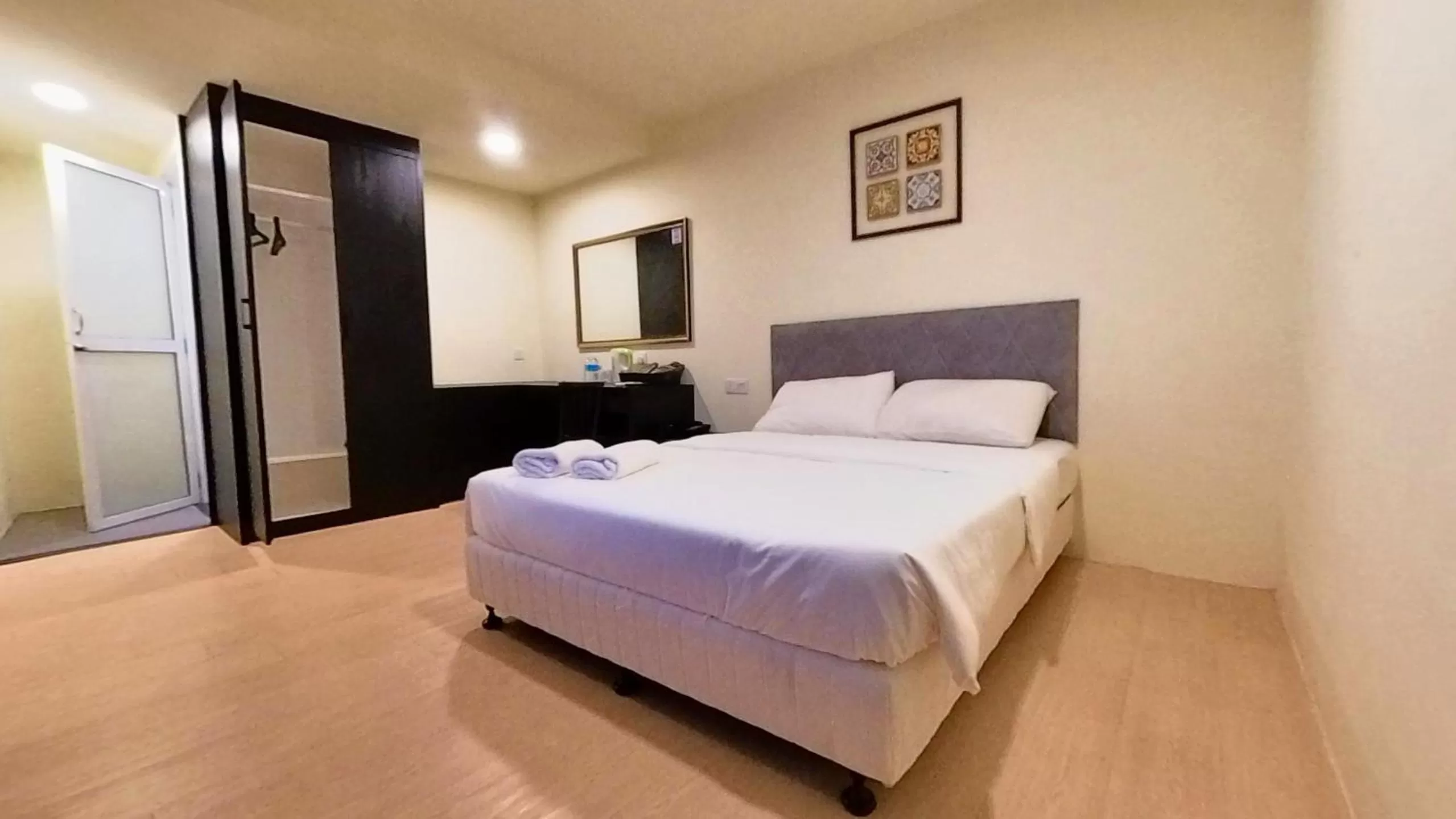 Bedroom, Bed in Bishop Hotel