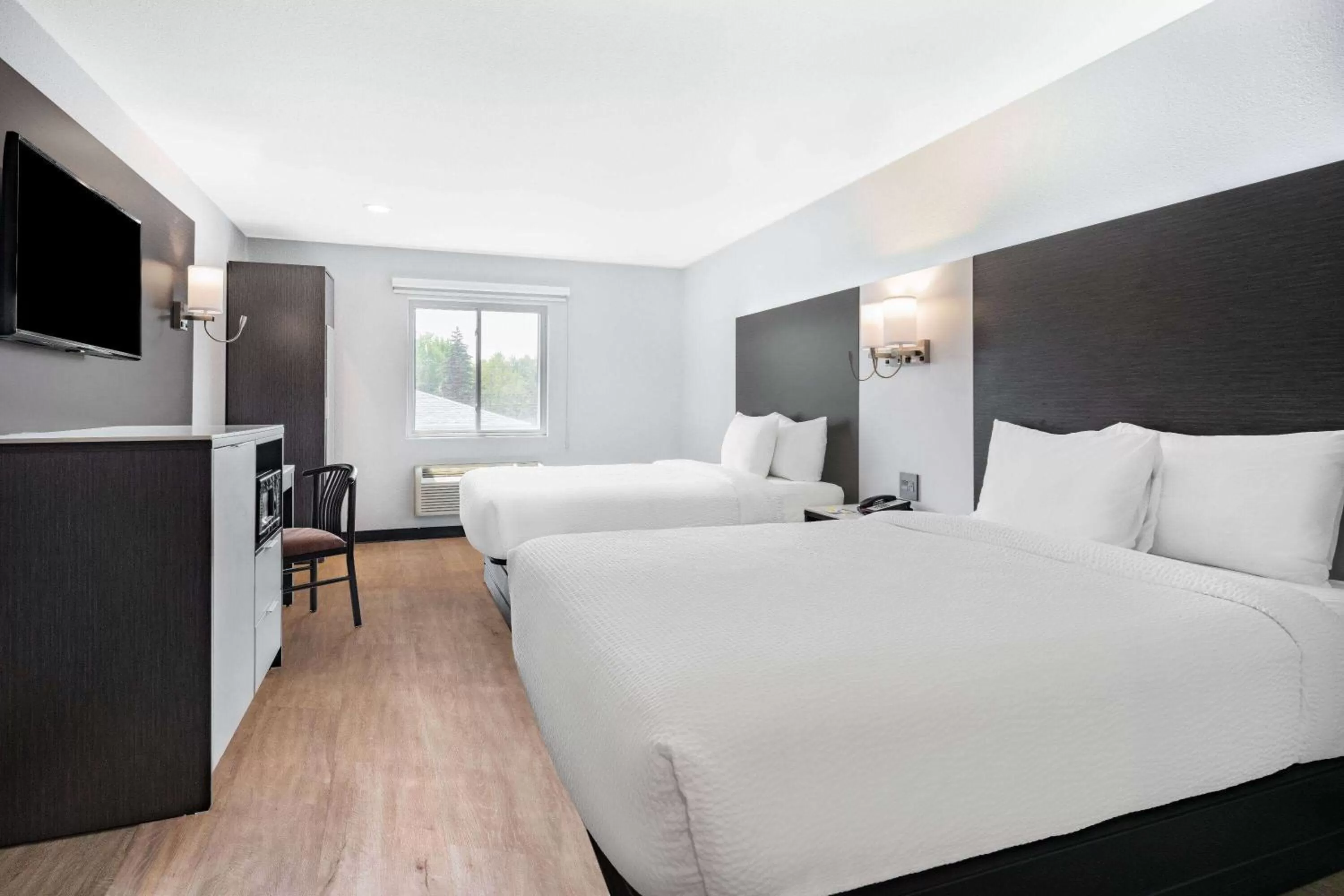 Photo of the whole room, Bed in Days Inn & Suites by Wyndham Niagara Falls/Buffalo