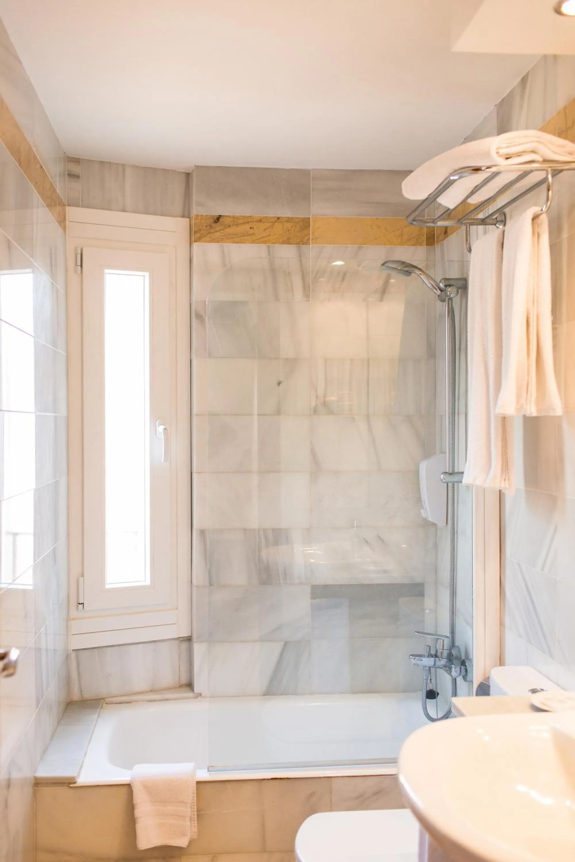 Bathroom in Sagitario Hostal Ciutadella