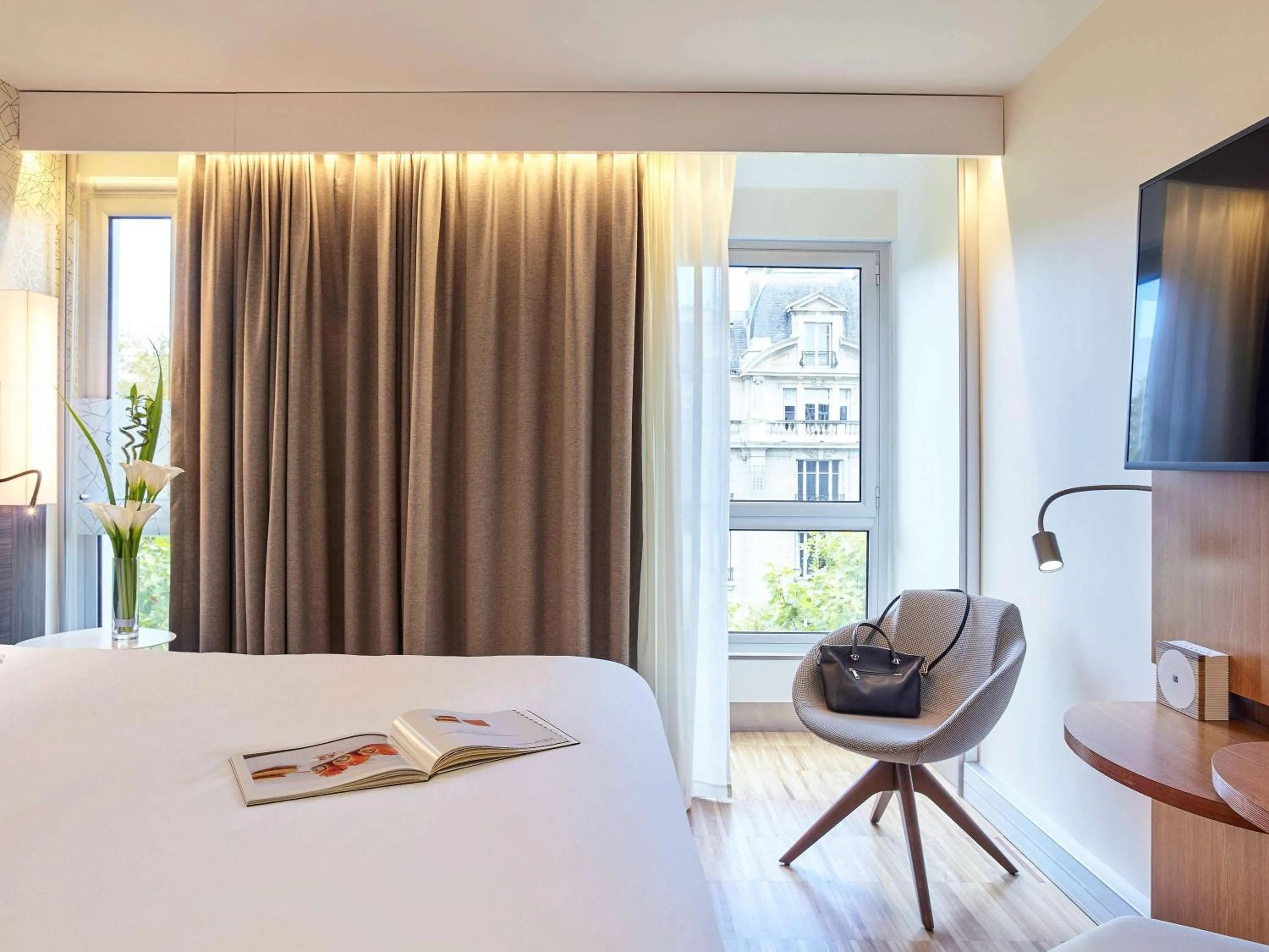 Photo of the whole room, Bed in Mercure Paris Arc de Triomphe Etoile