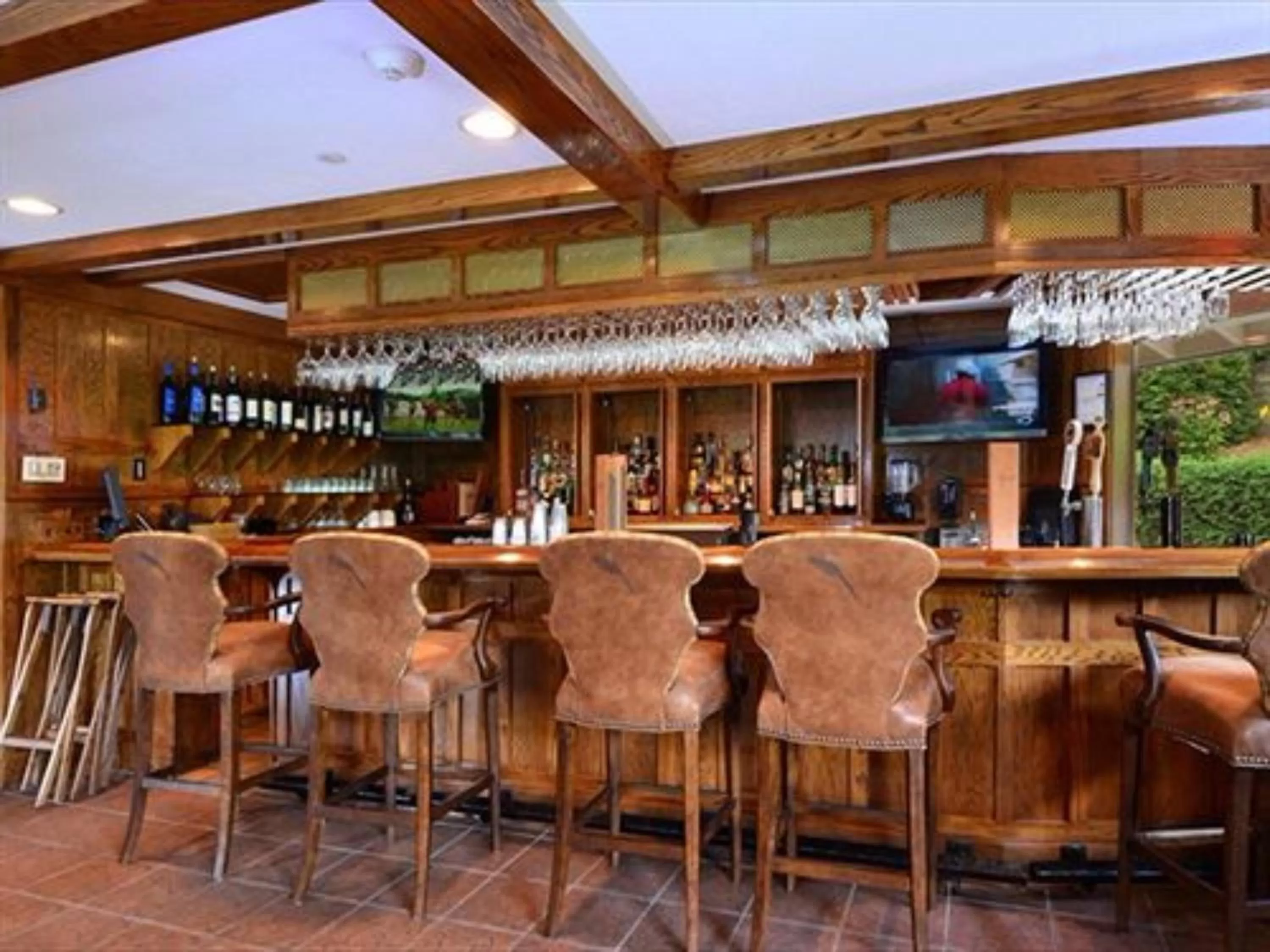 Lounge or bar in Bob Timberlake Inn at Chetola Resort