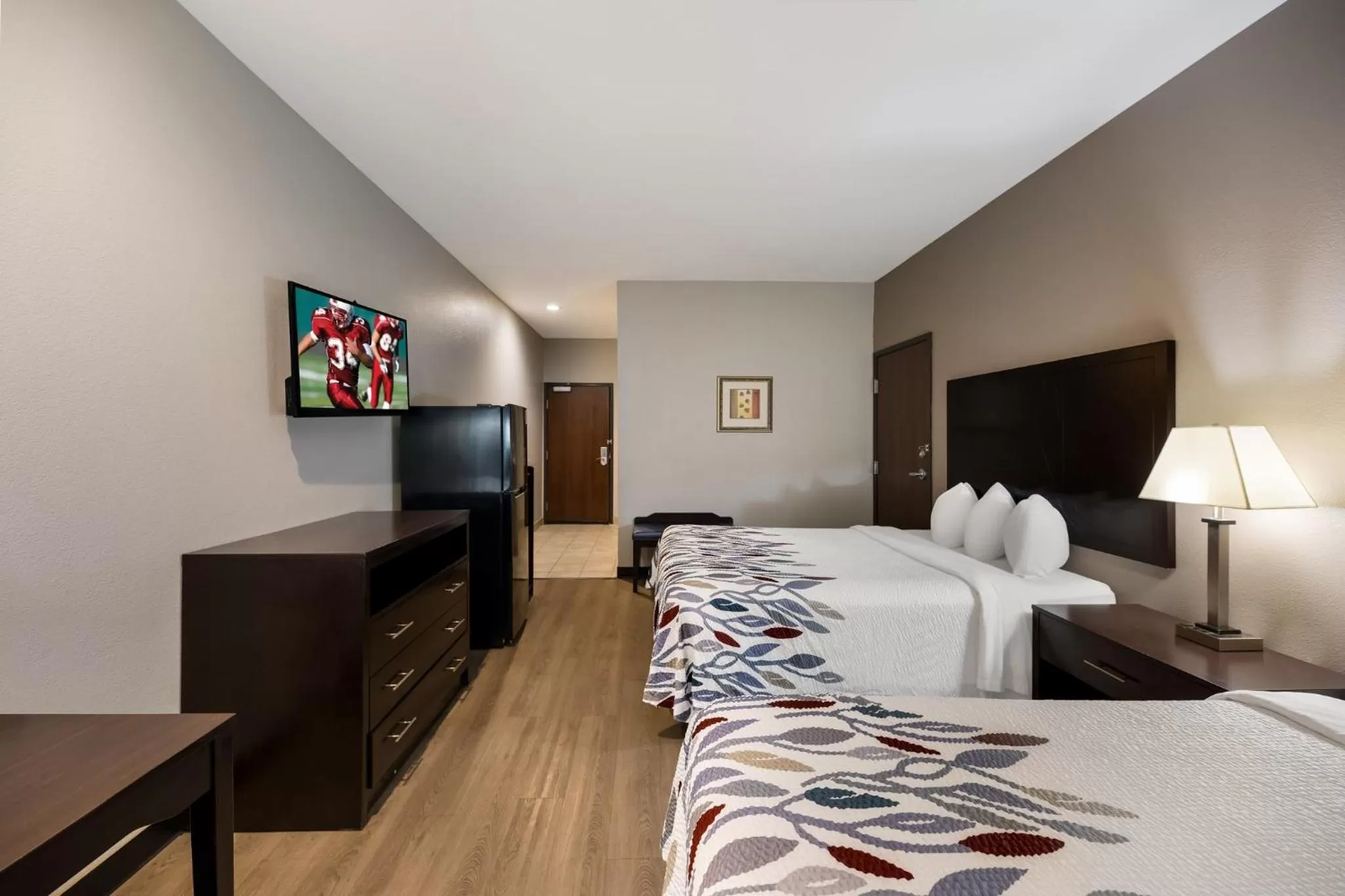 Photo of the whole room, Bed in Red Roof Inn Pecos