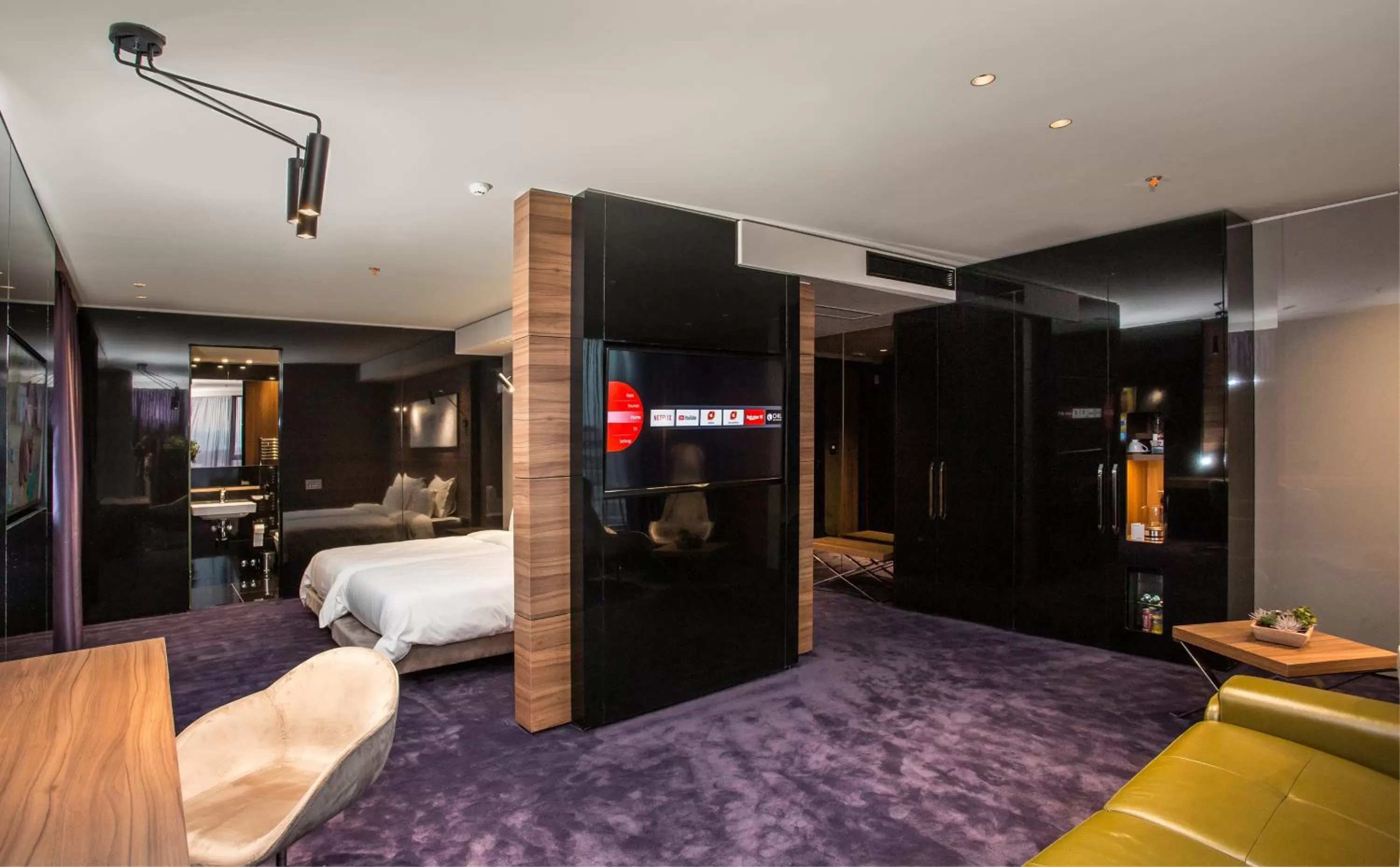 Living room, Bed in Ambasador Hotel