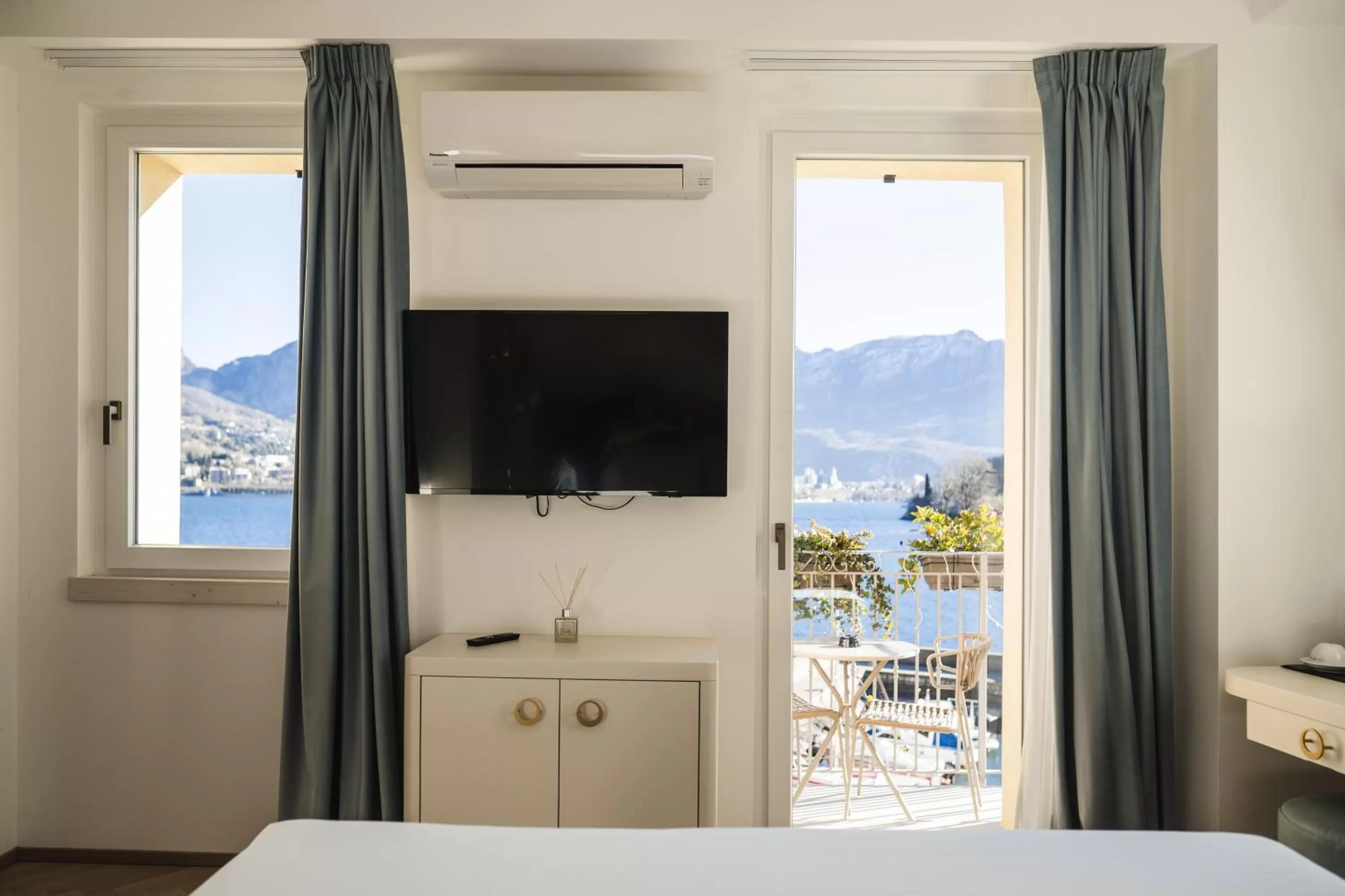 TV and multimedia, Bed in LUXURY SUITES ROCOPOM - Lake Front