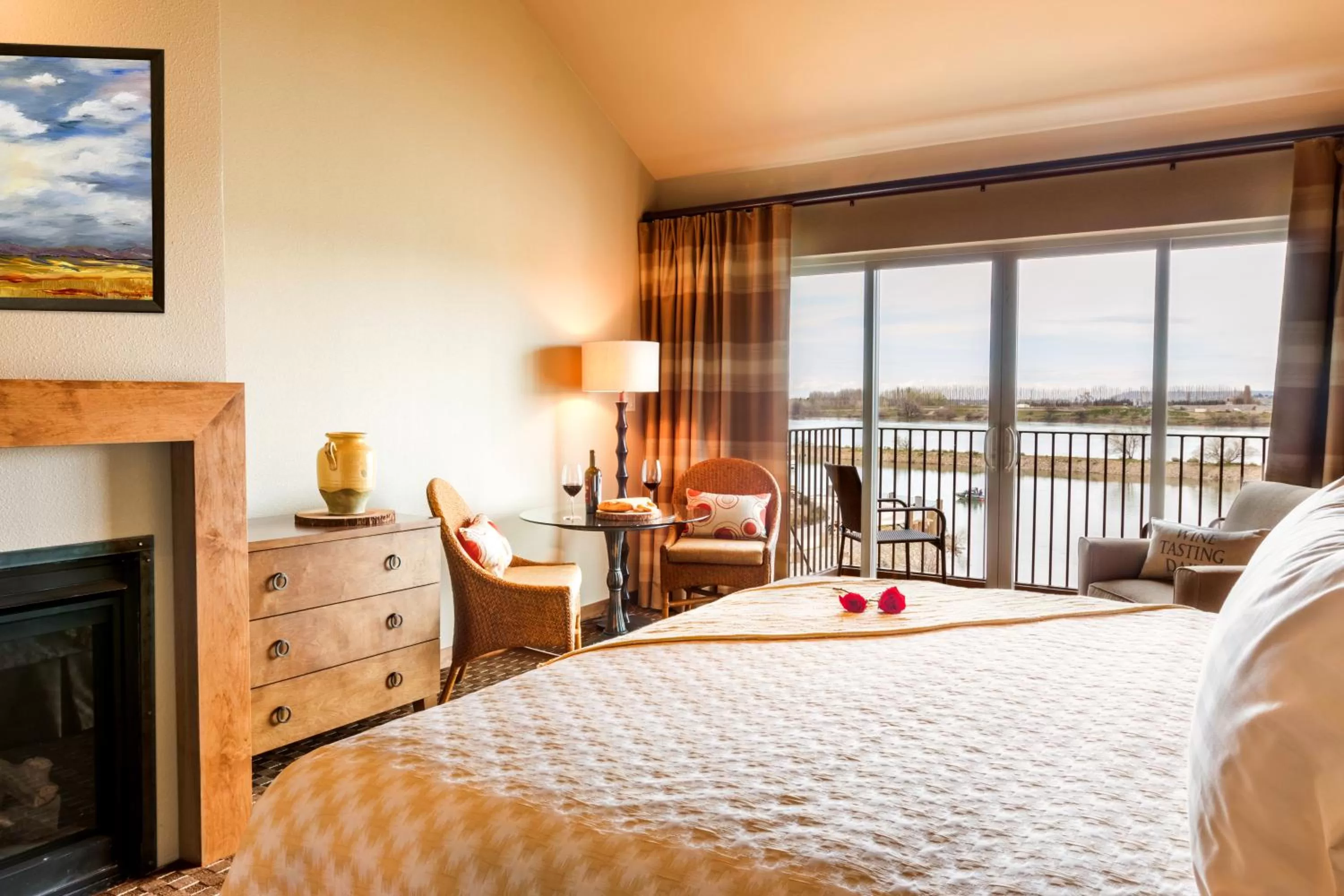 Bedroom, Bed in The Lodge at Columbia Point