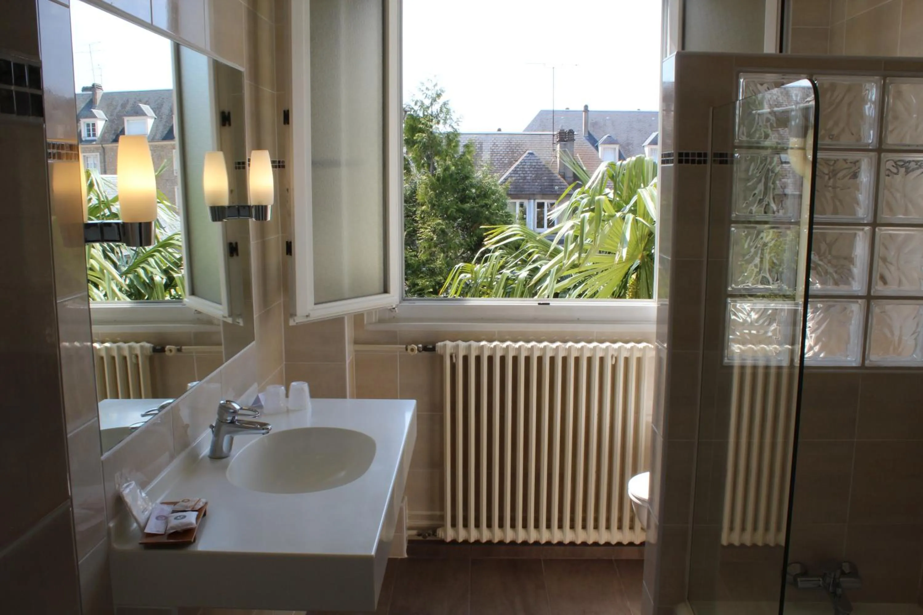 Bathroom in Best Western de Diane