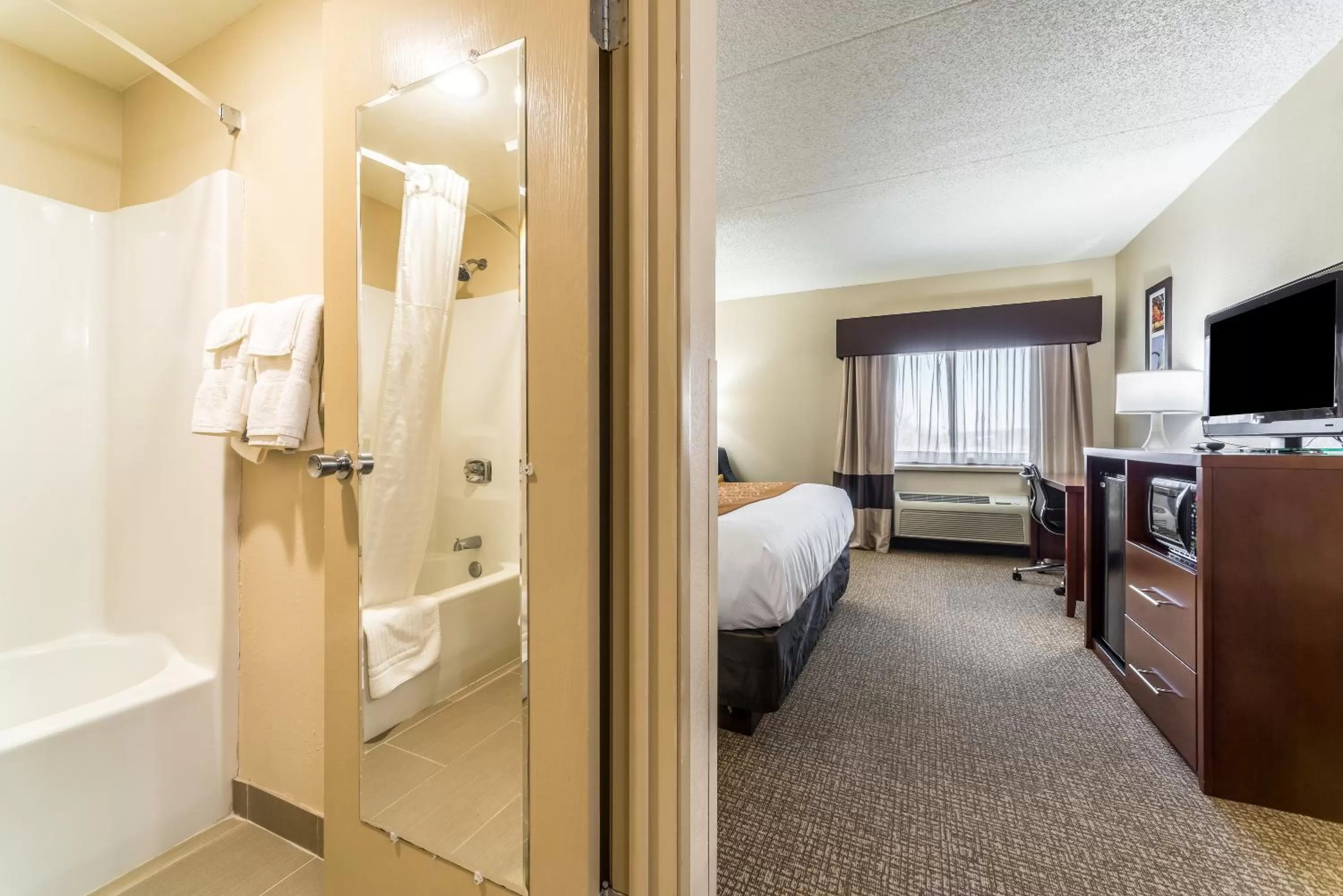 Photo of the whole room, Bed in Comfort Inn Festus-St Louis South