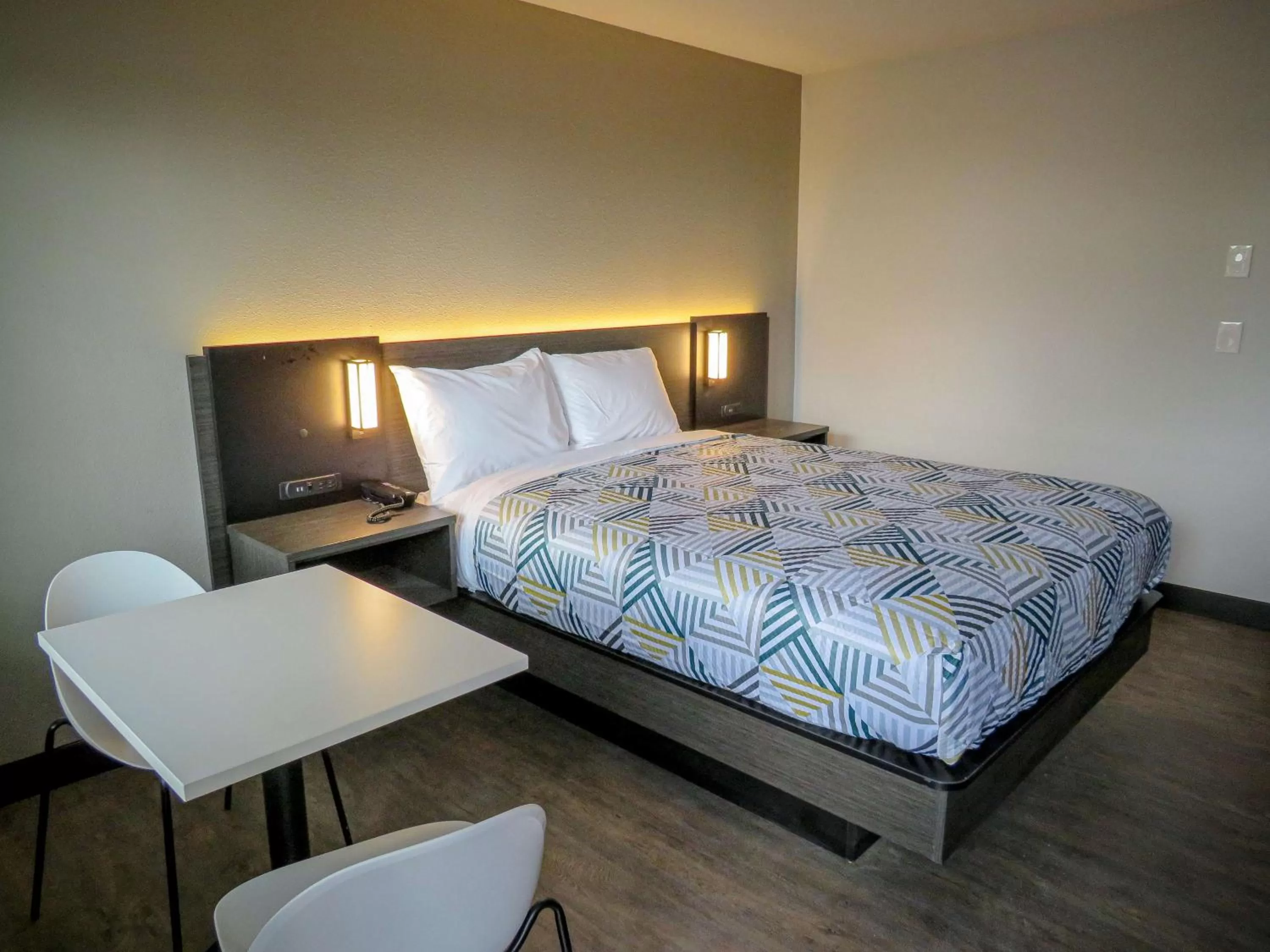 Photo of the whole room, Bed in Motel 6 Tigard, Or - Portland Southwest