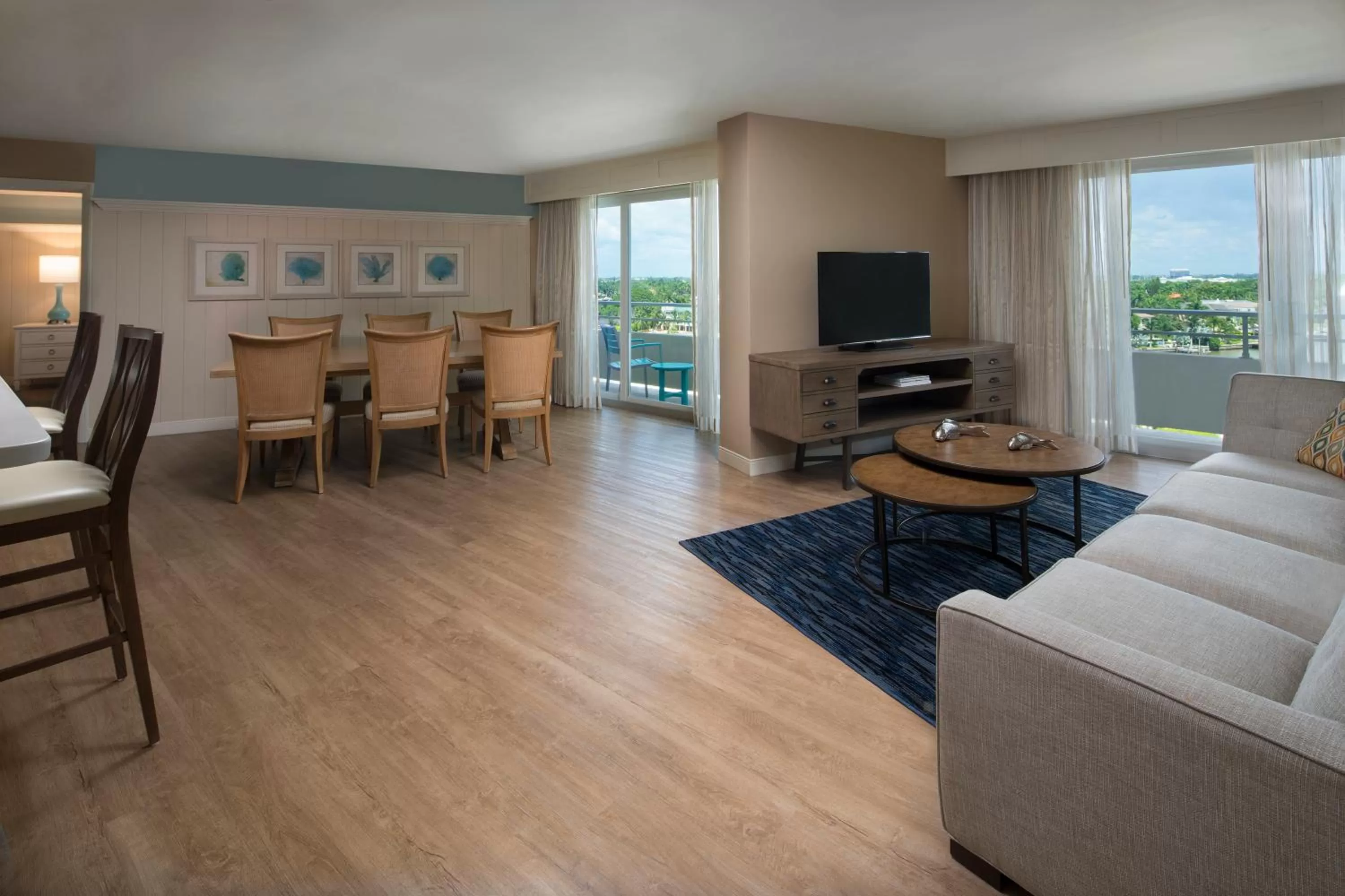 TV and multimedia in Edgewater Beach Hotel