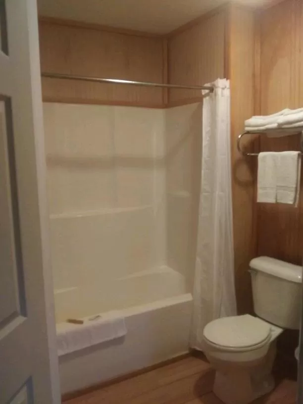Bathroom in Whispering Creek Lodging & RV Resort