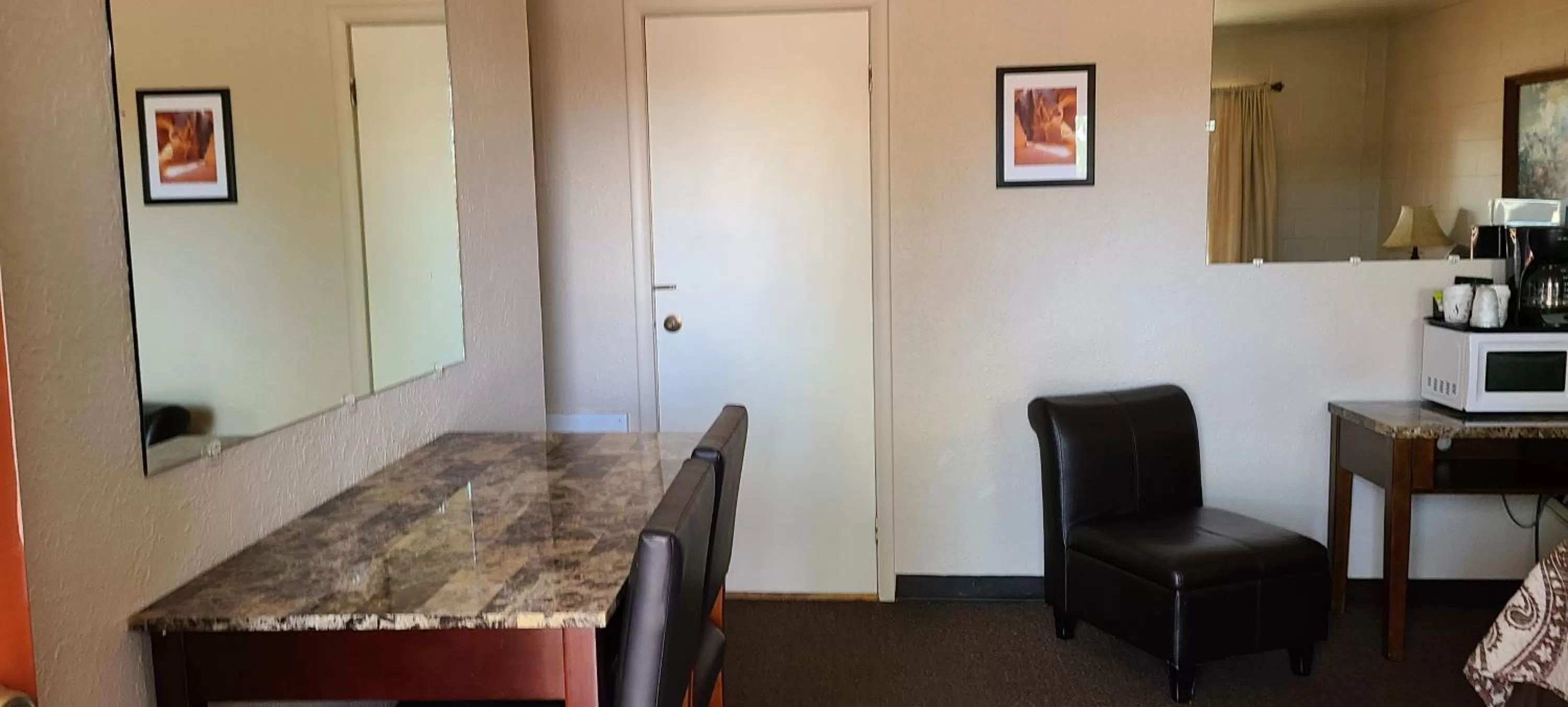 Living room in Red Rock Motel and Dam Motel