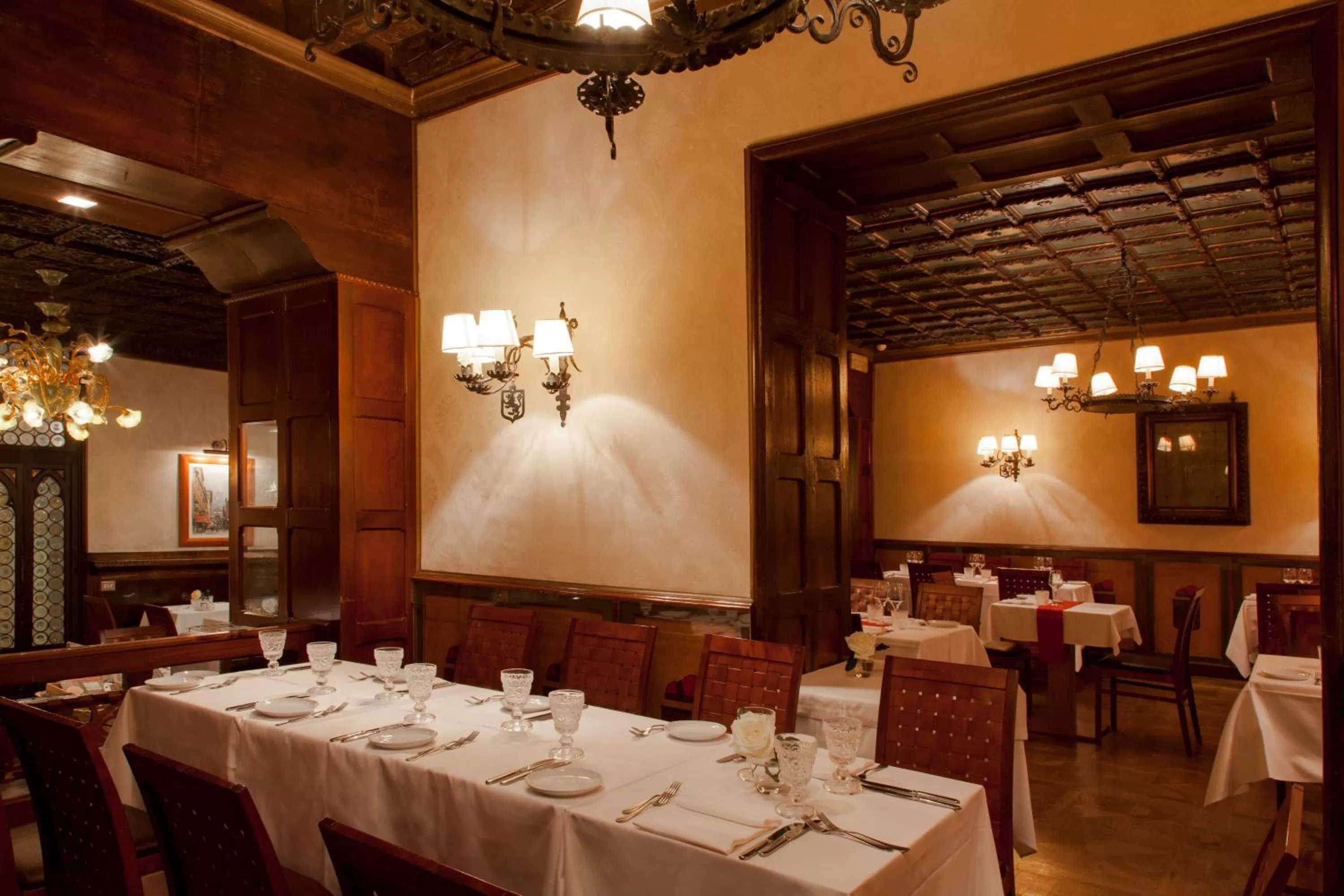 Restaurant/places to eat in Hotel Saturnia & International