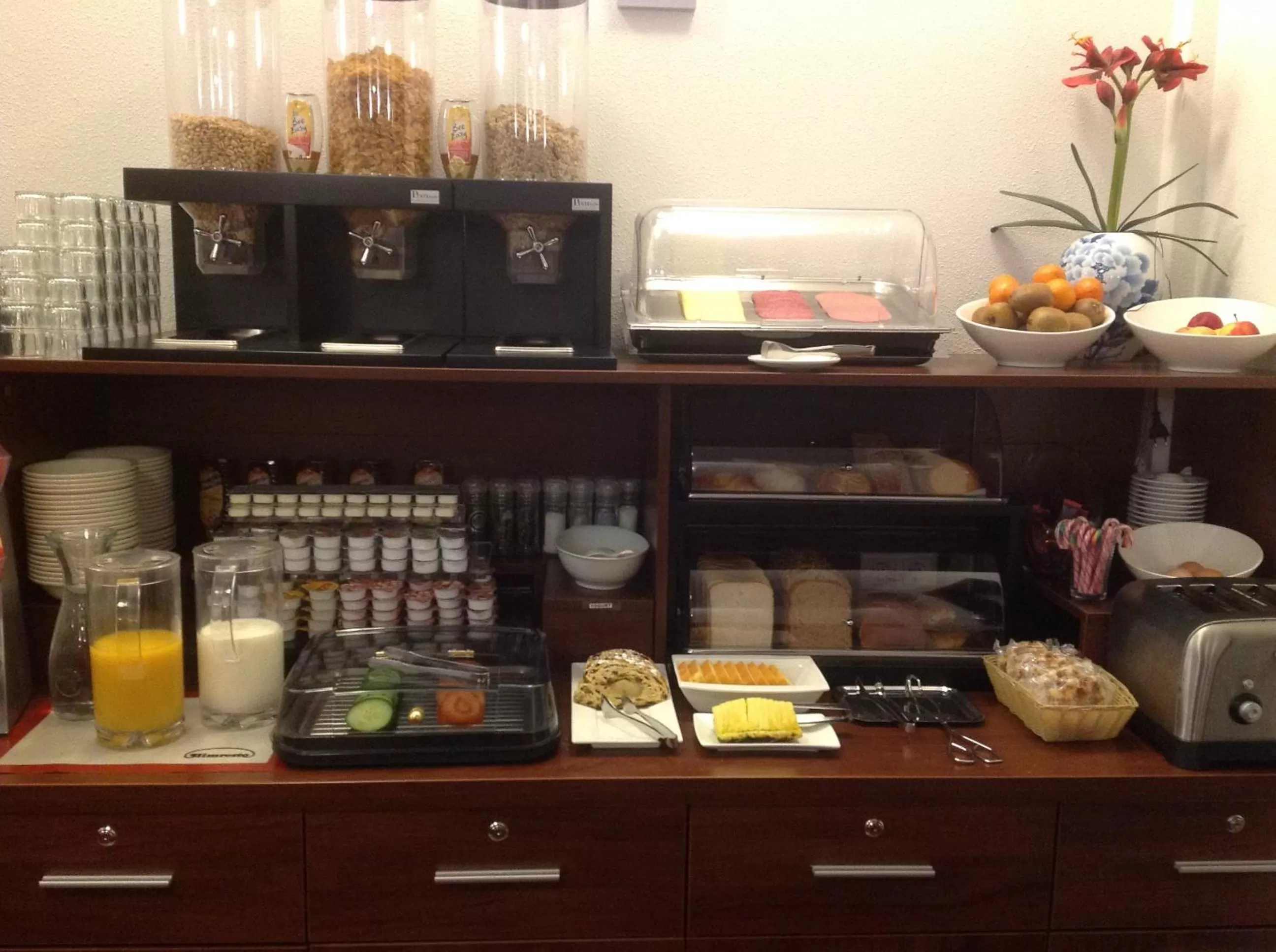 Restaurant/places to eat in Hotel Allure