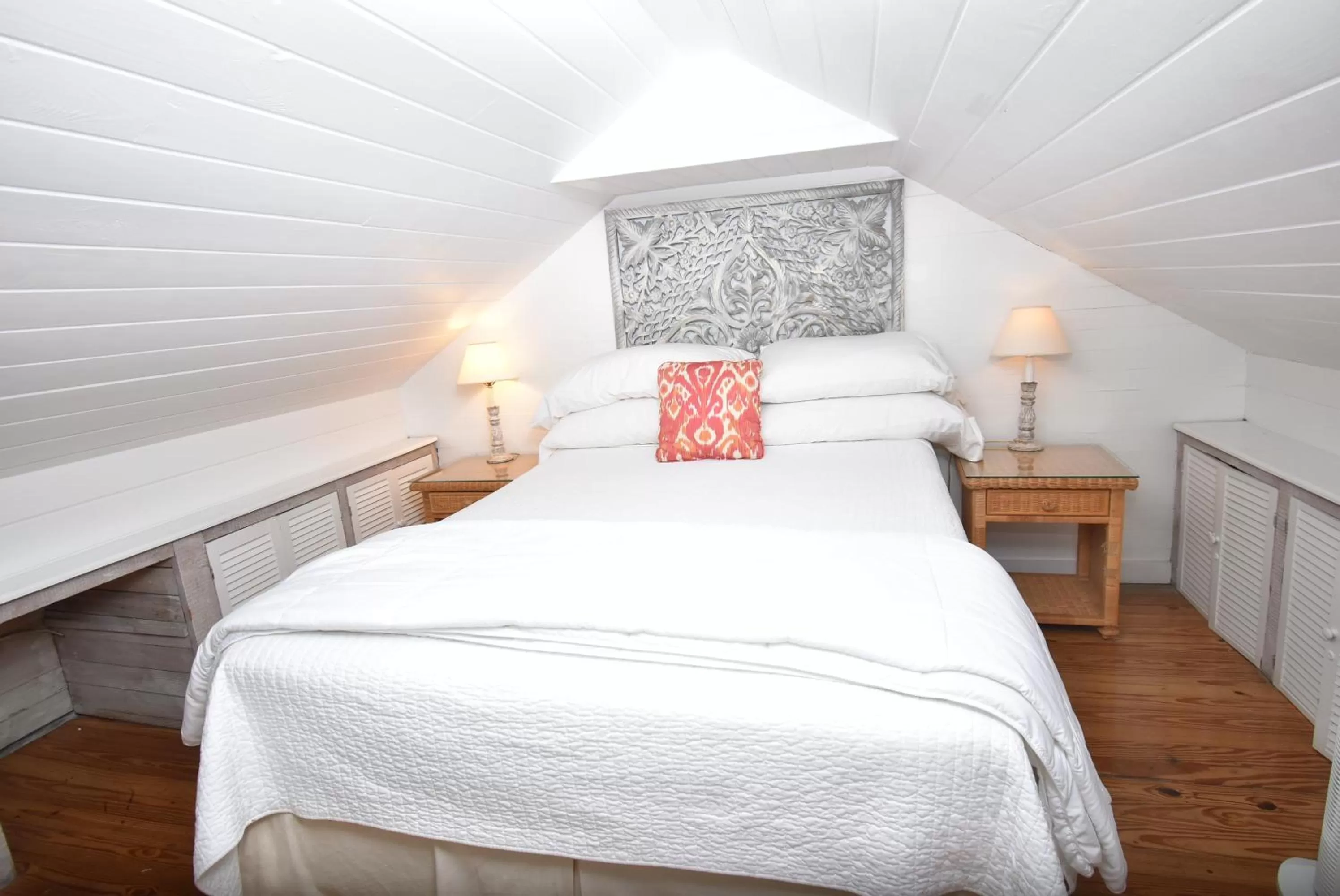 Bed in Simonton Court Historic Inn & Cottages