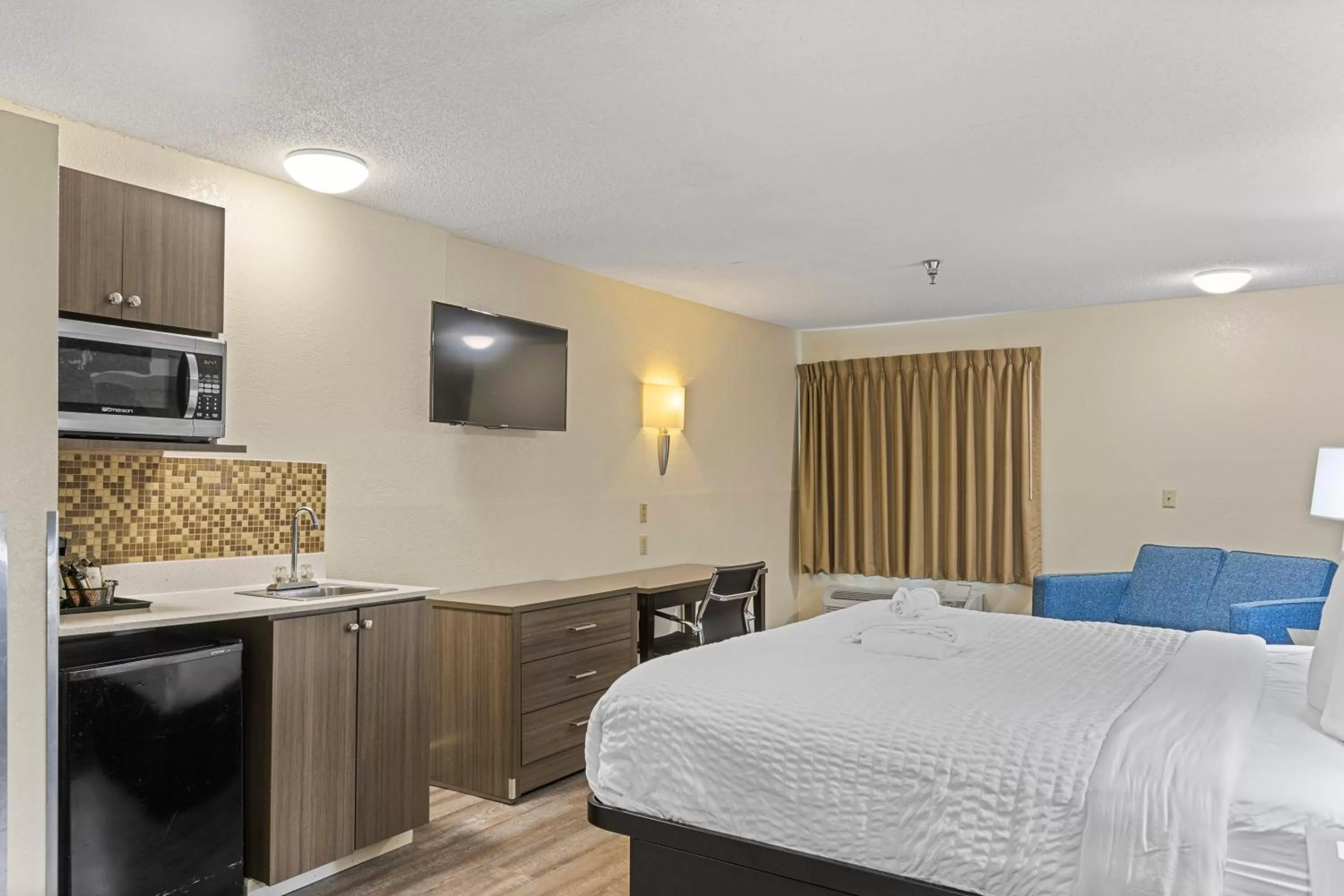 Photo of the whole room, Bed in Clarion Pointe Savannah Gateway I-95