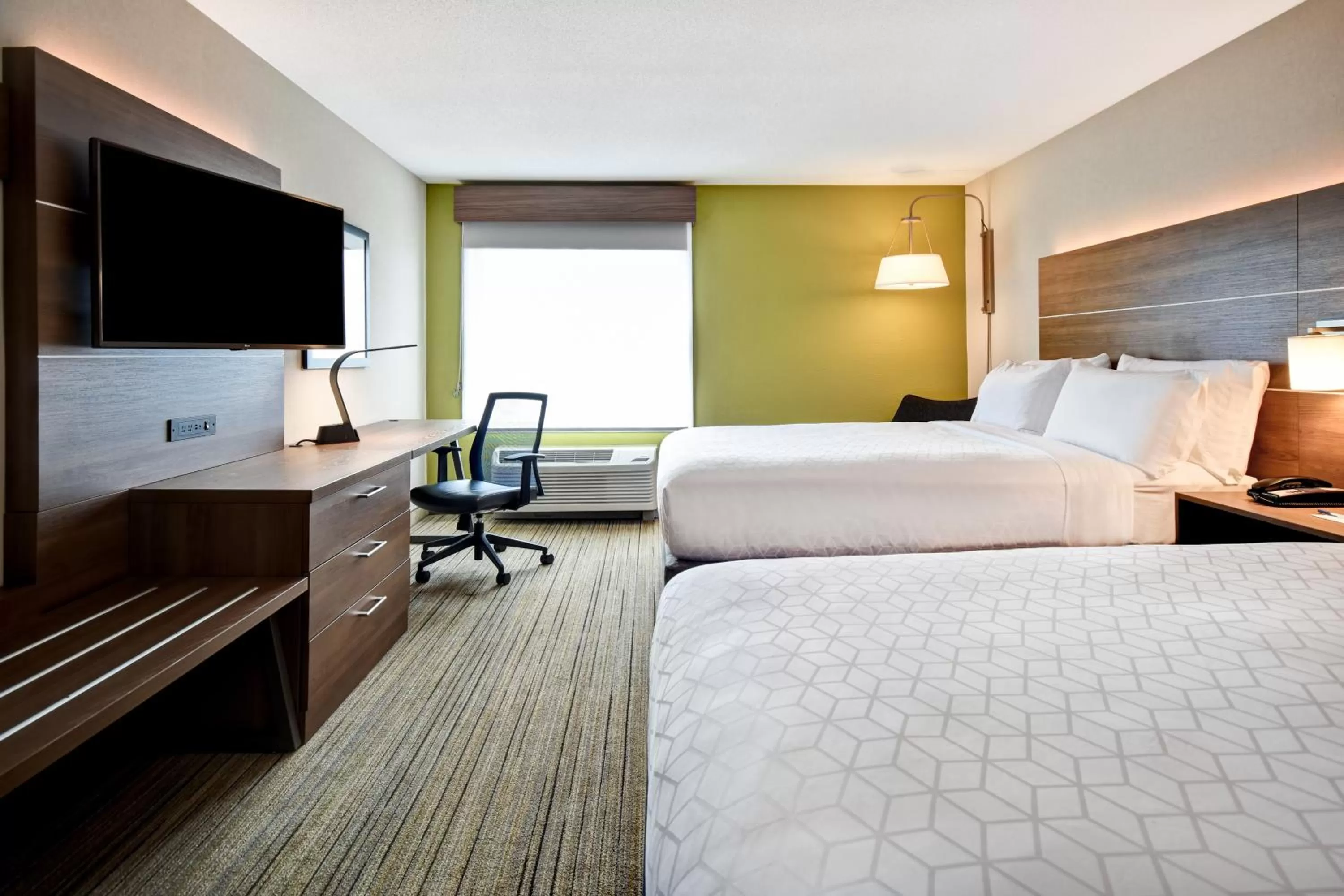 Photo of the whole room, Bed in Holiday Inn Express Newport North - Middletown by IHG