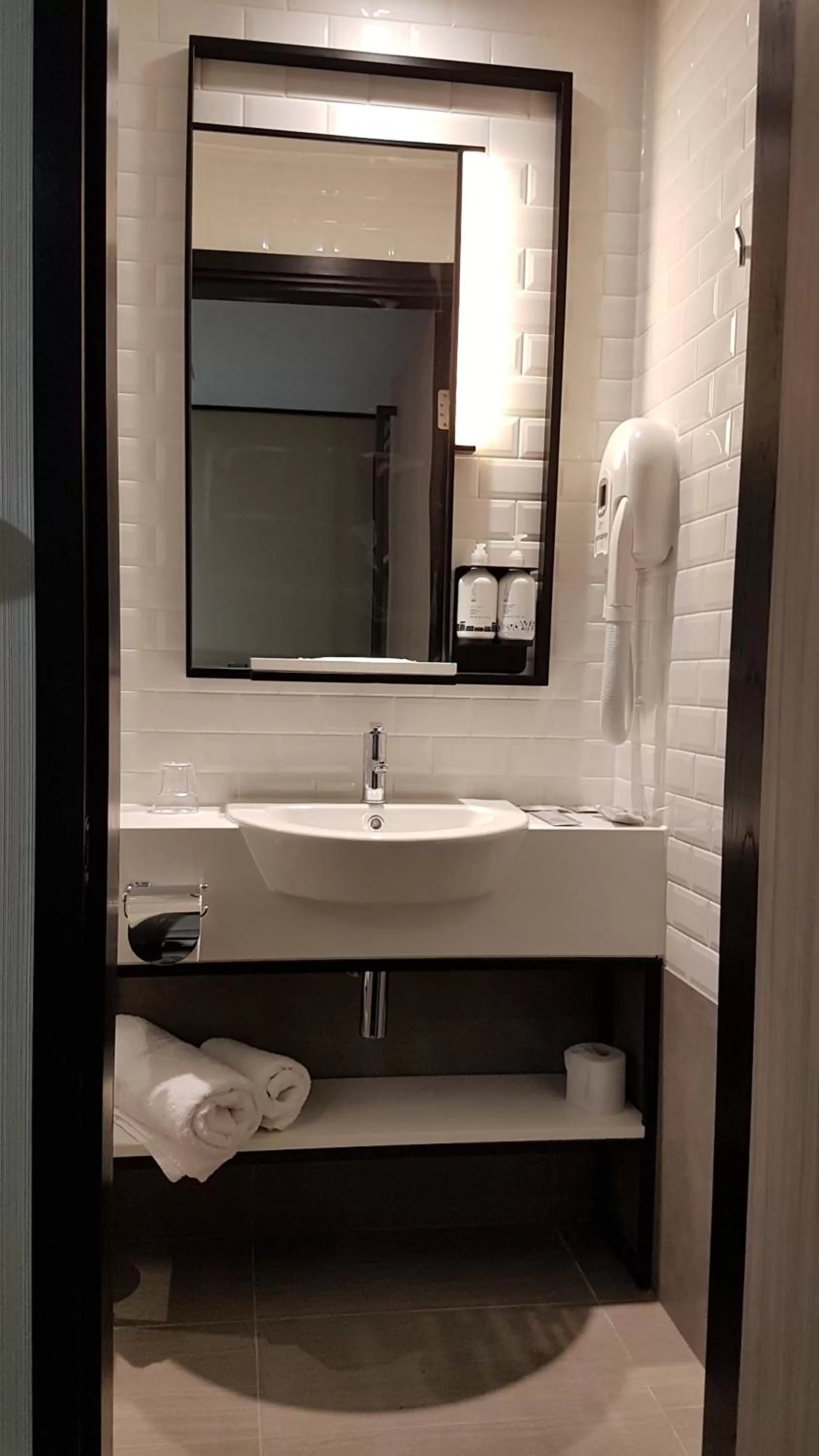 Bathroom in Aerotel London Heathrow Airport, Terminal 2 & Terminal 3