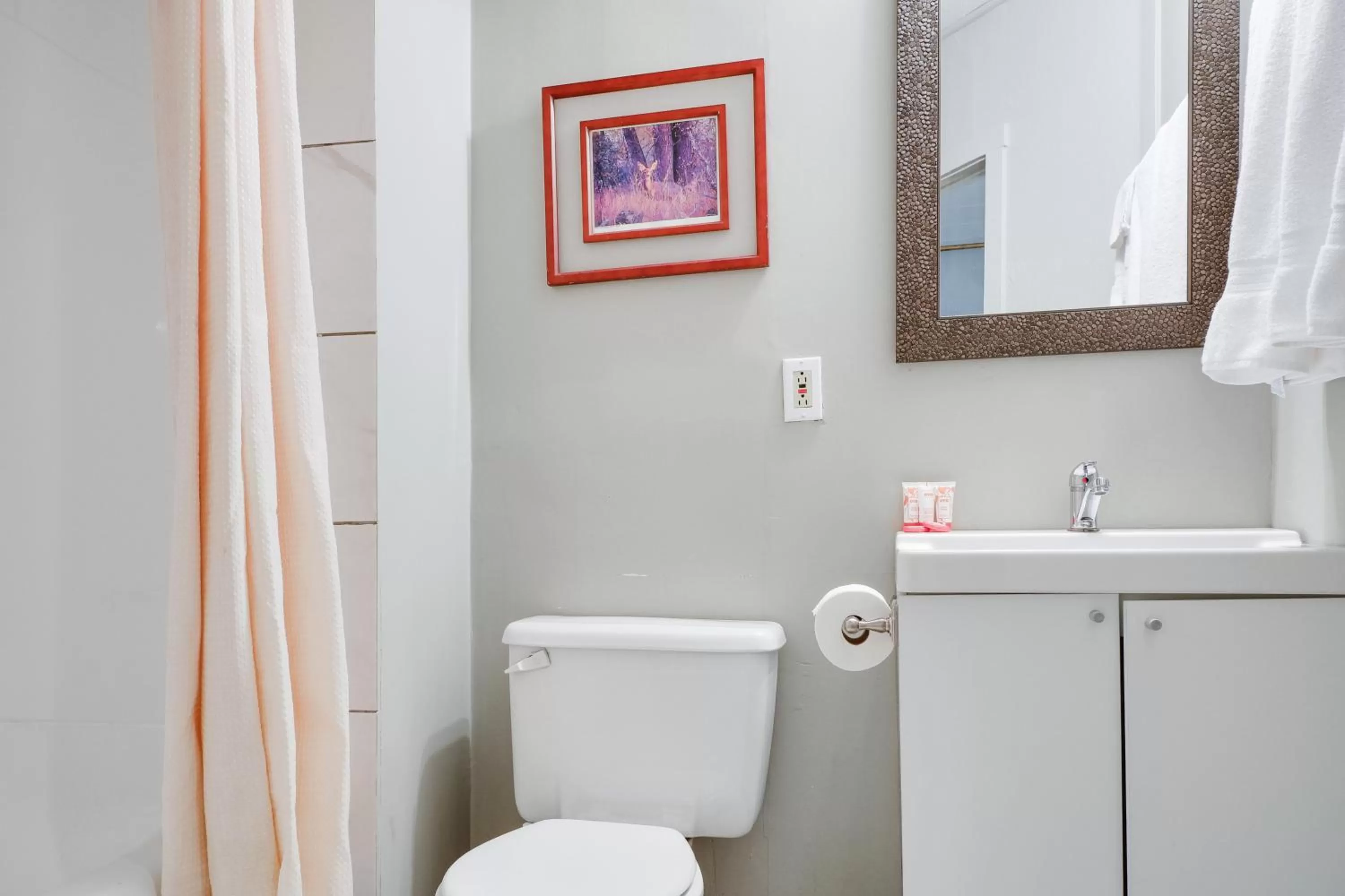 Bathroom in Hotel Bethel - Fort MacLeod, AB