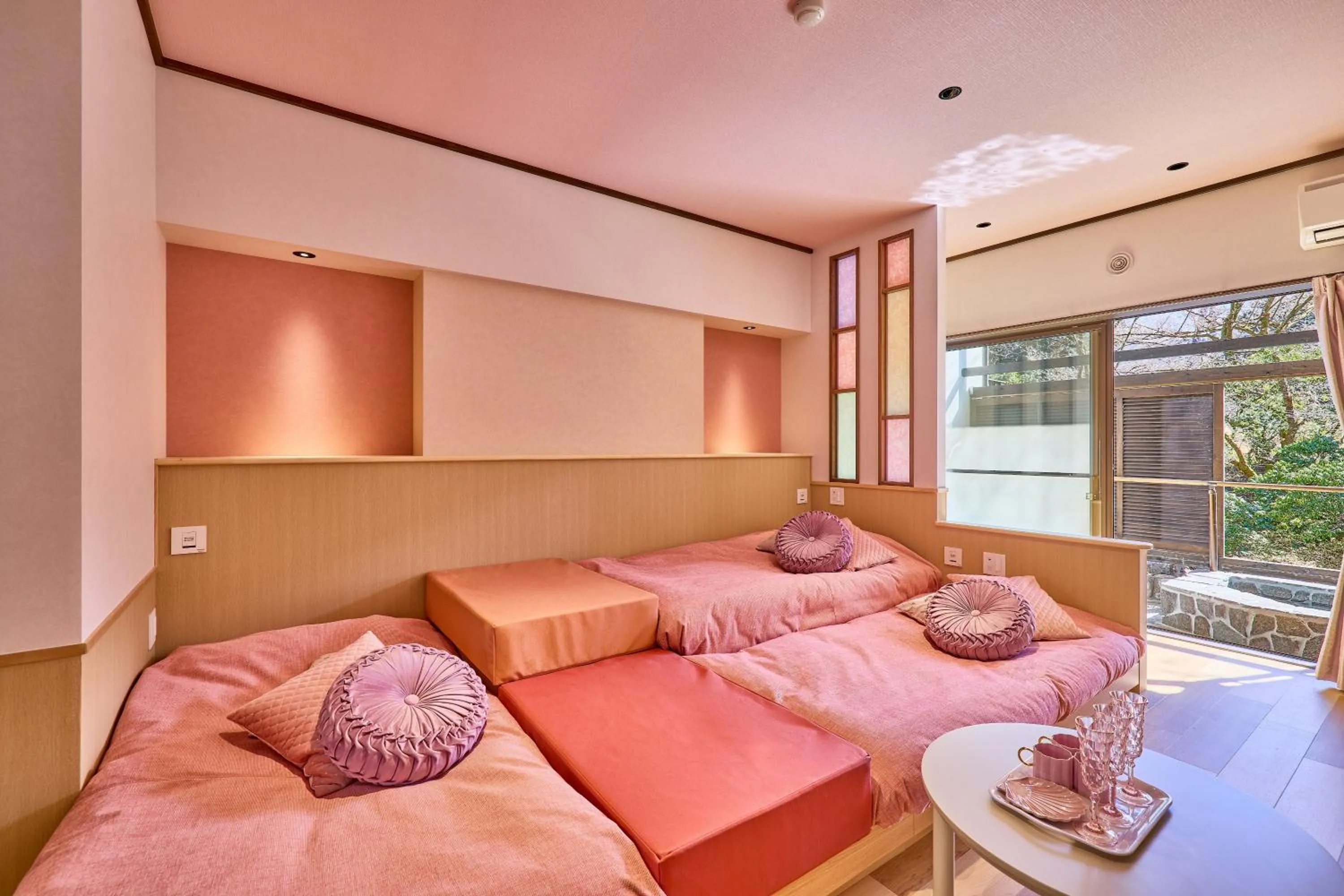 Photo of the whole room, Bed in Sengokuhara Shinanoki Ichinoyu