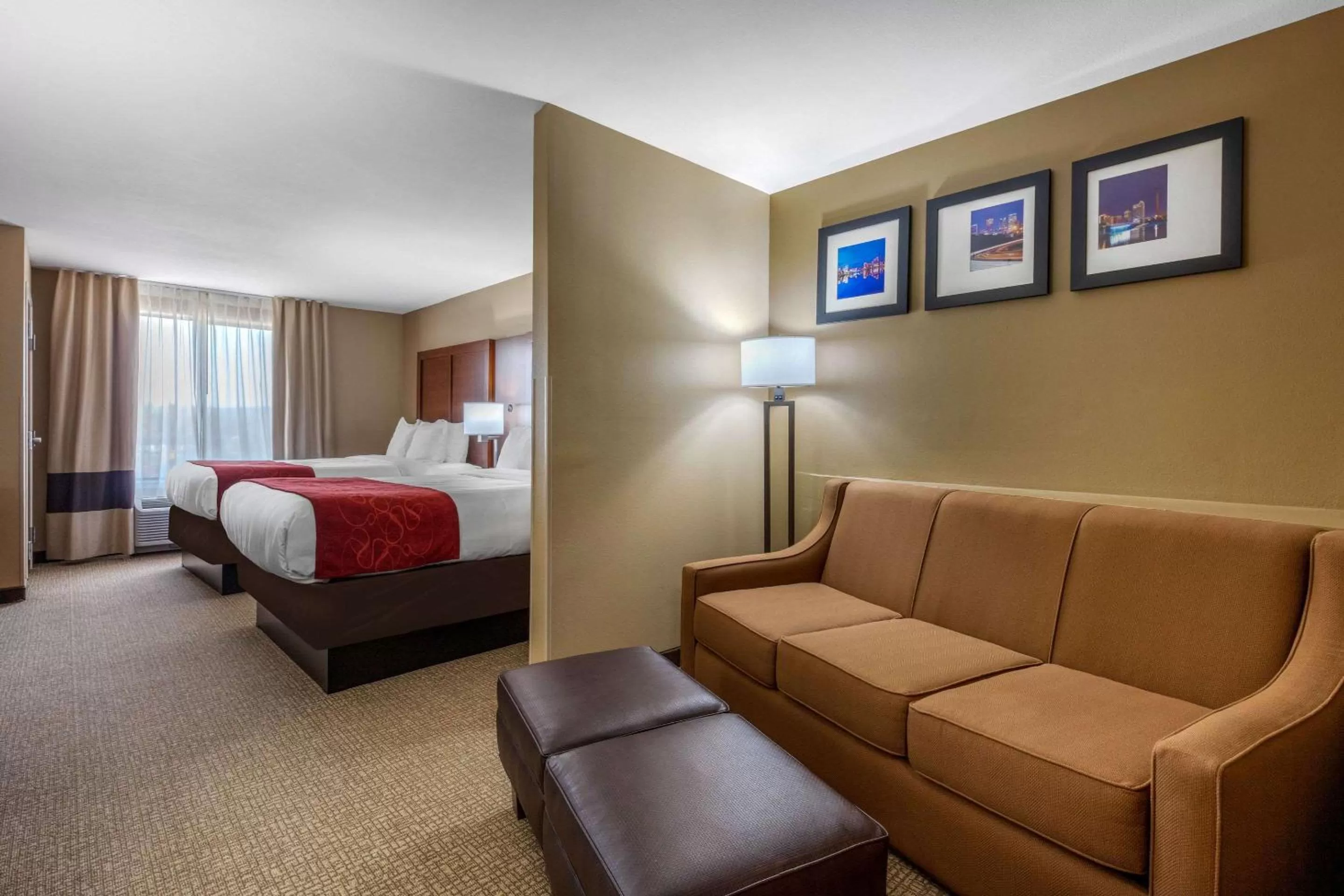 Photo of the whole room, Bed in Comfort Suites Pelham Hoover I-65