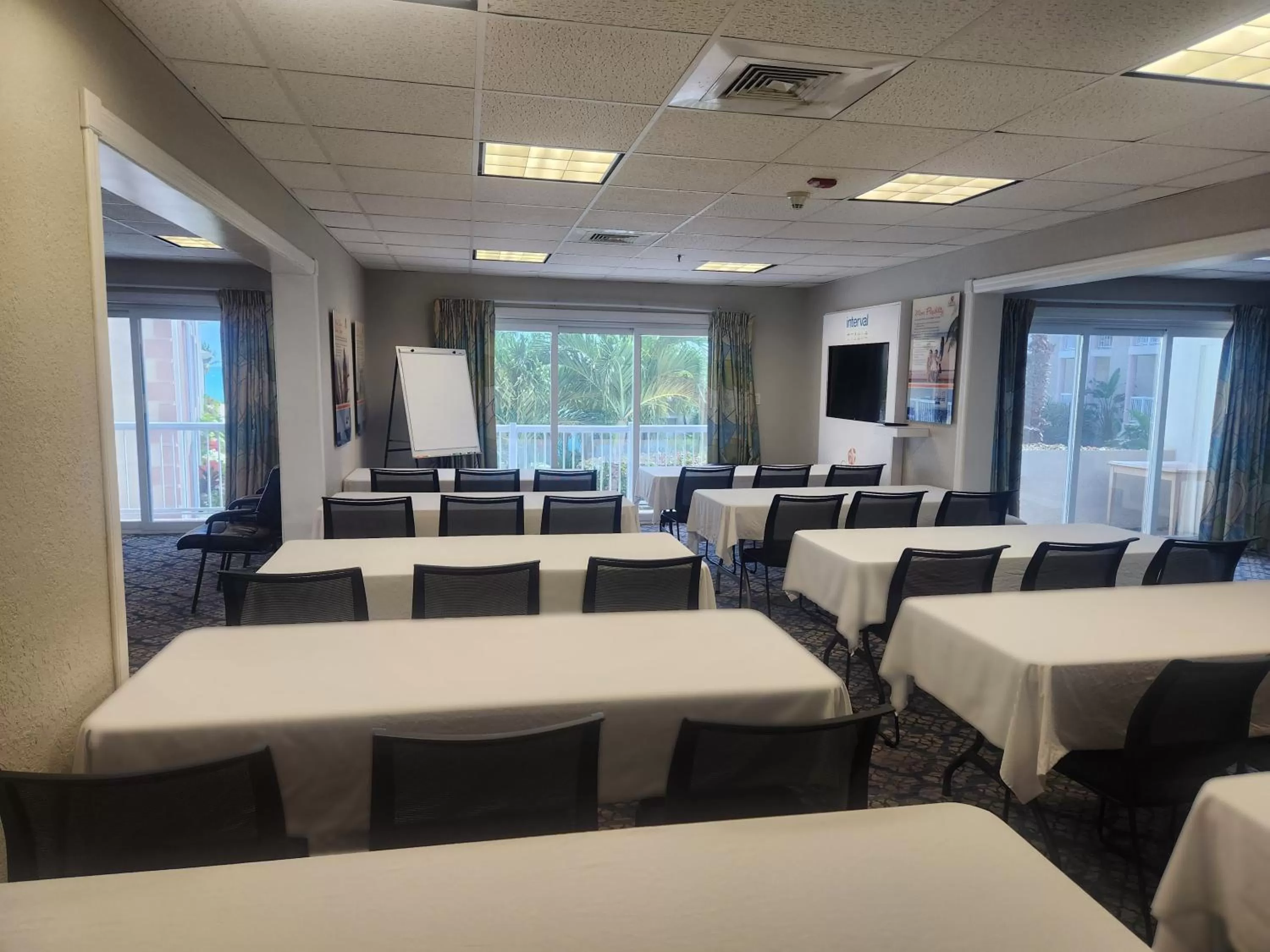 Meeting/conference room in Holiday Inn Resort Grand Cayman by IHG