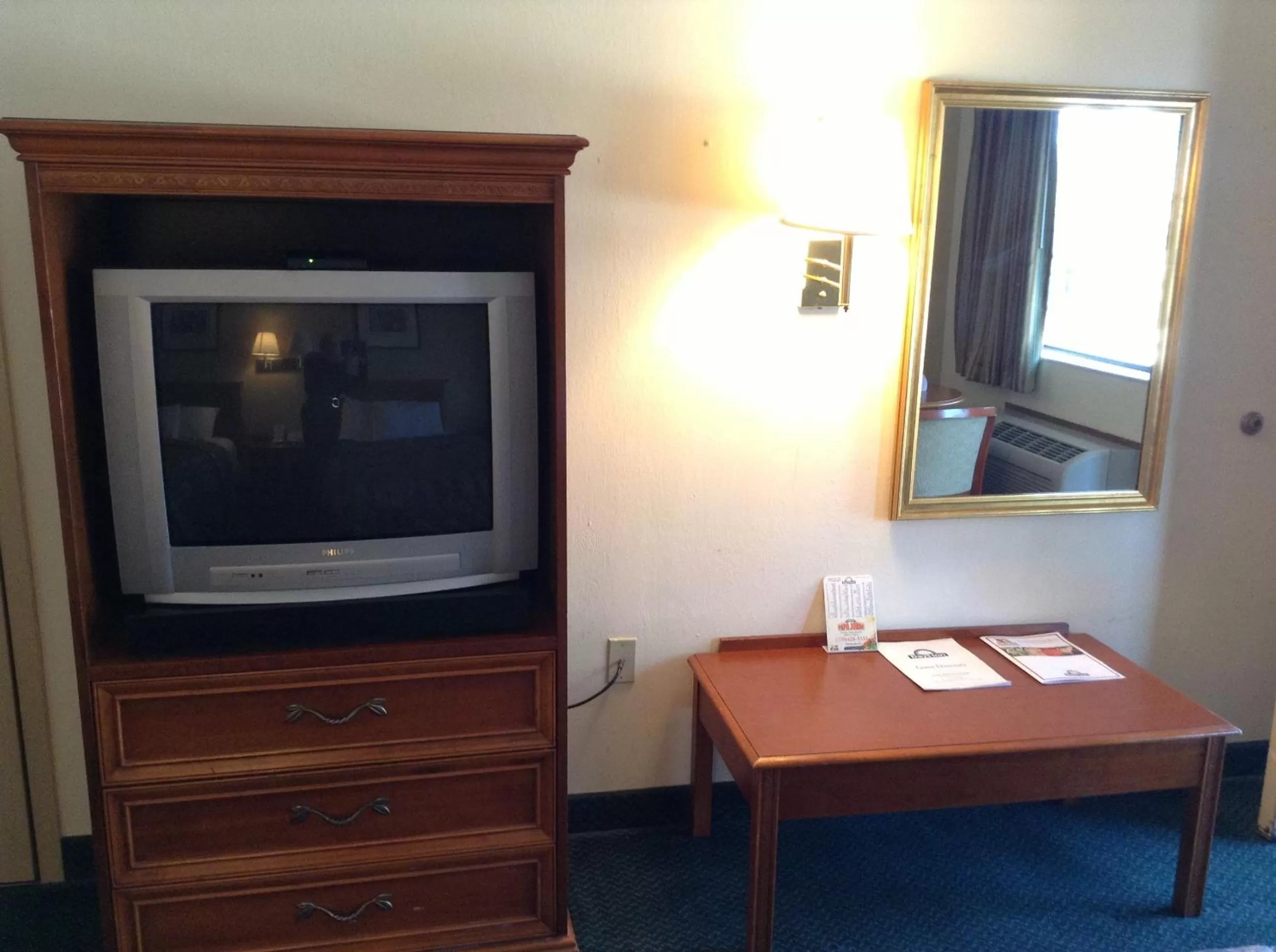 King Room - Non-Smoking in Days Inn & Suites by Wyndham Tucker/Northlake