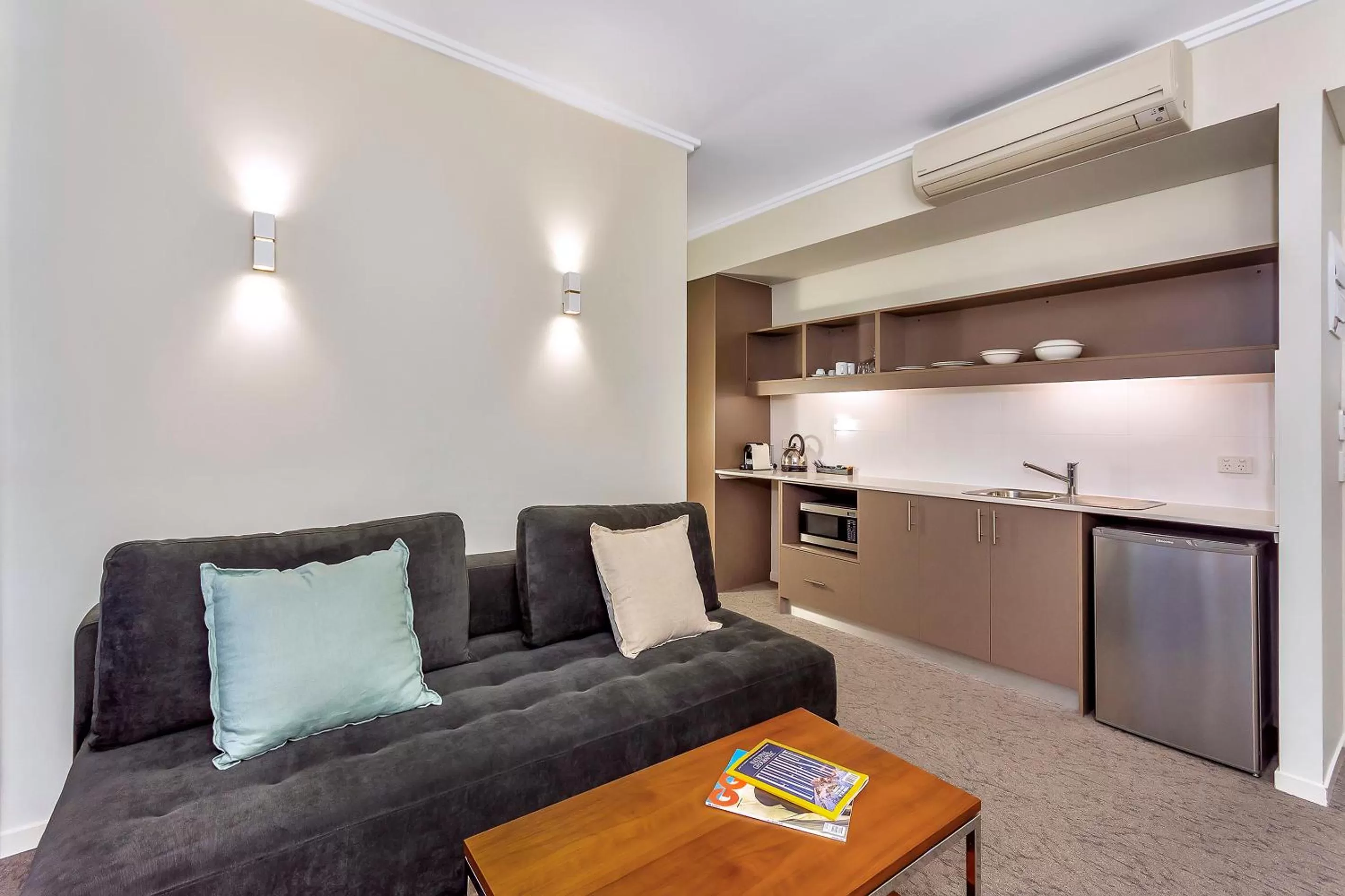 Coffee/tea facilities in New Haus by Hougoumont Hotel, former Bannister 22