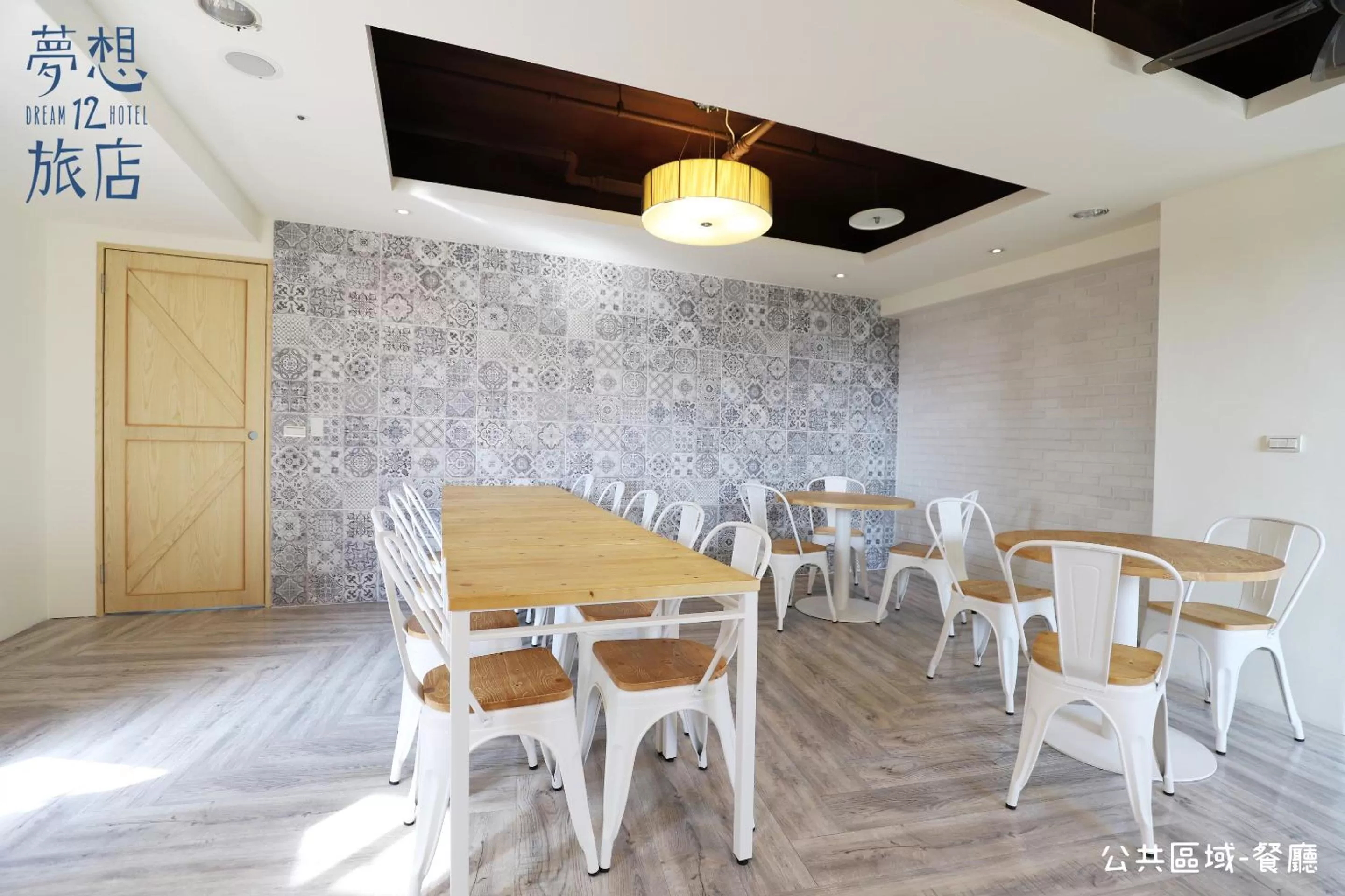 Restaurant/places to eat in Dream 12 Hotel