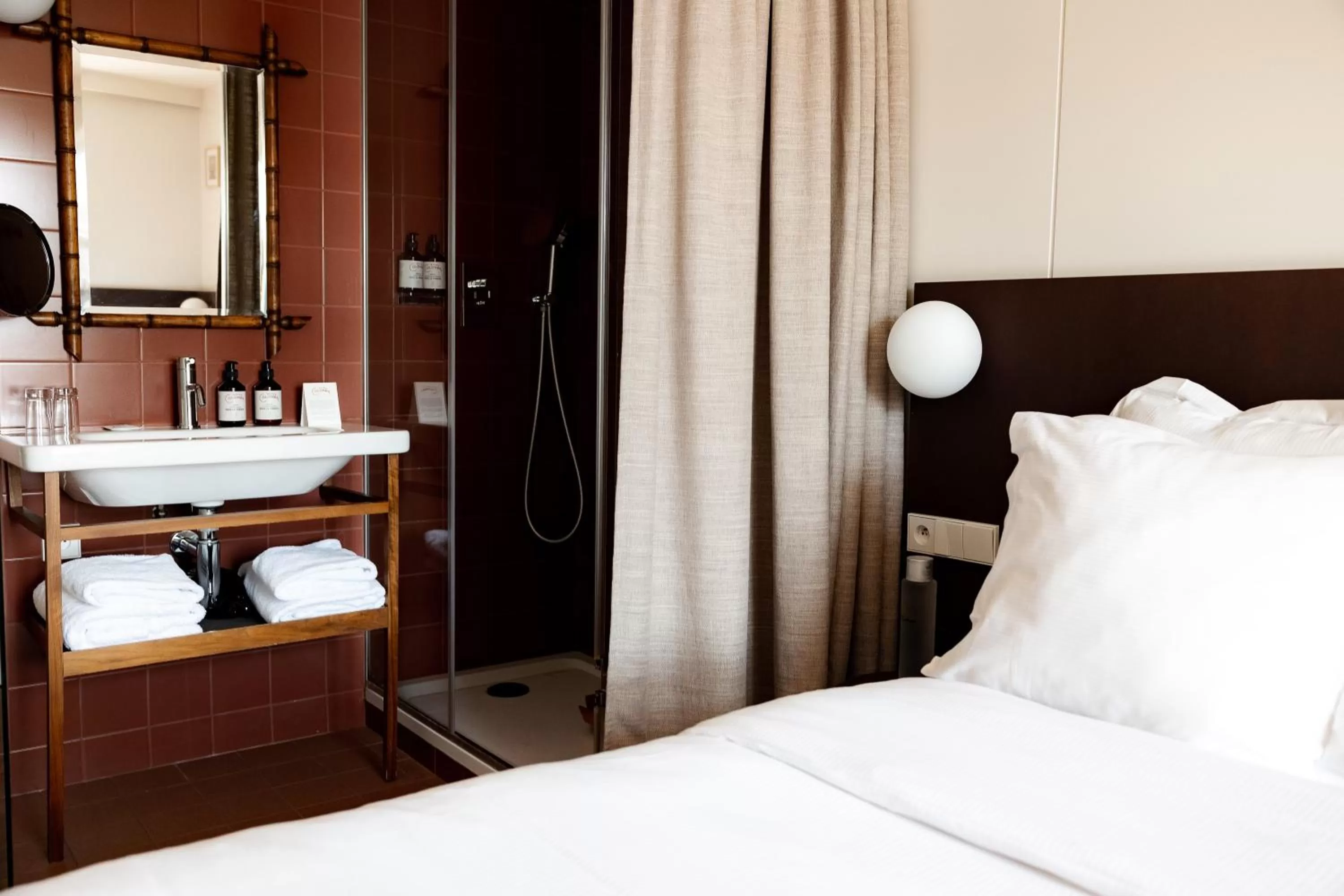 Bathroom, Bed in Hôtel Cabane - Orso Hotels