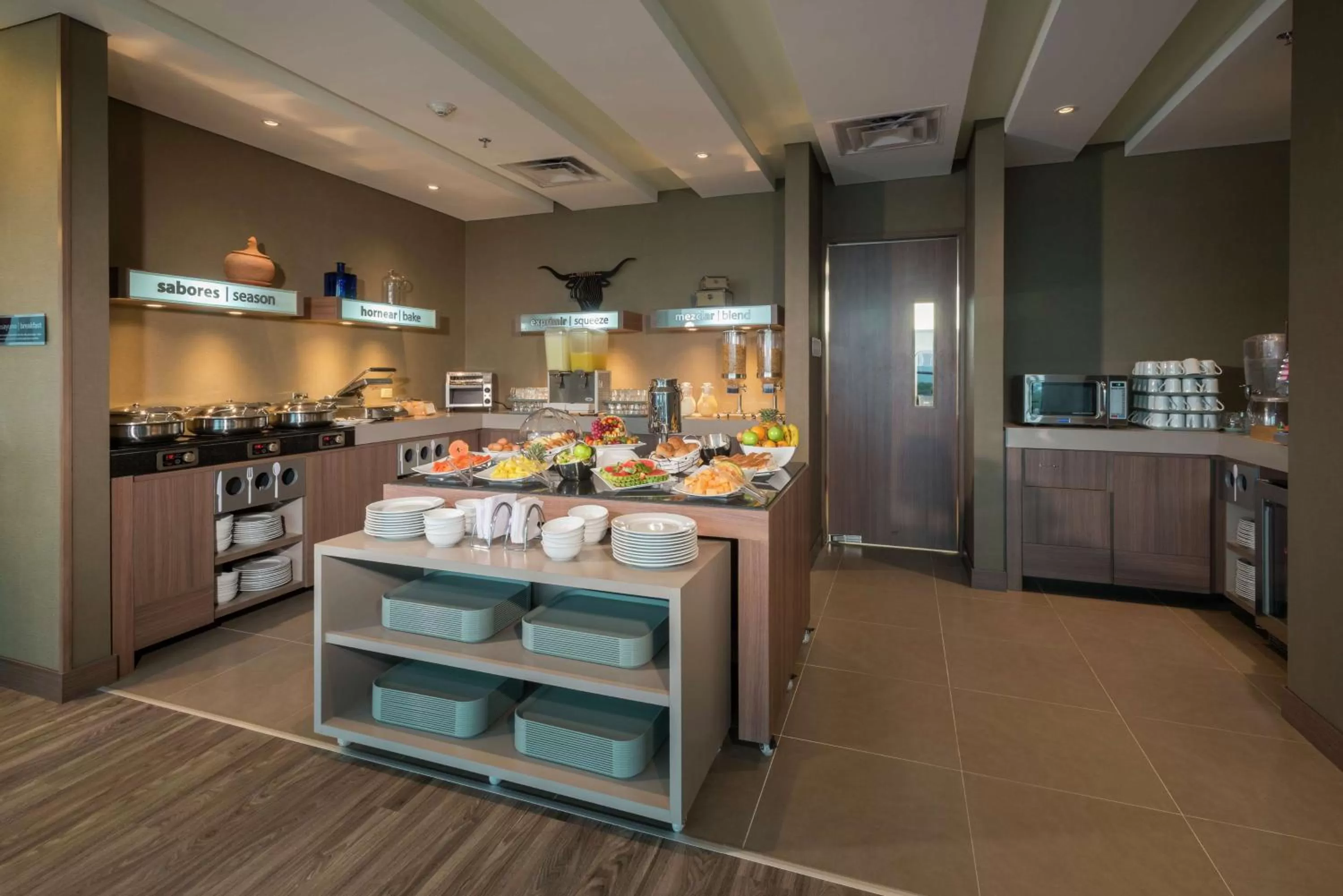 Restaurant/places to eat in Hampton By Hilton Yopal