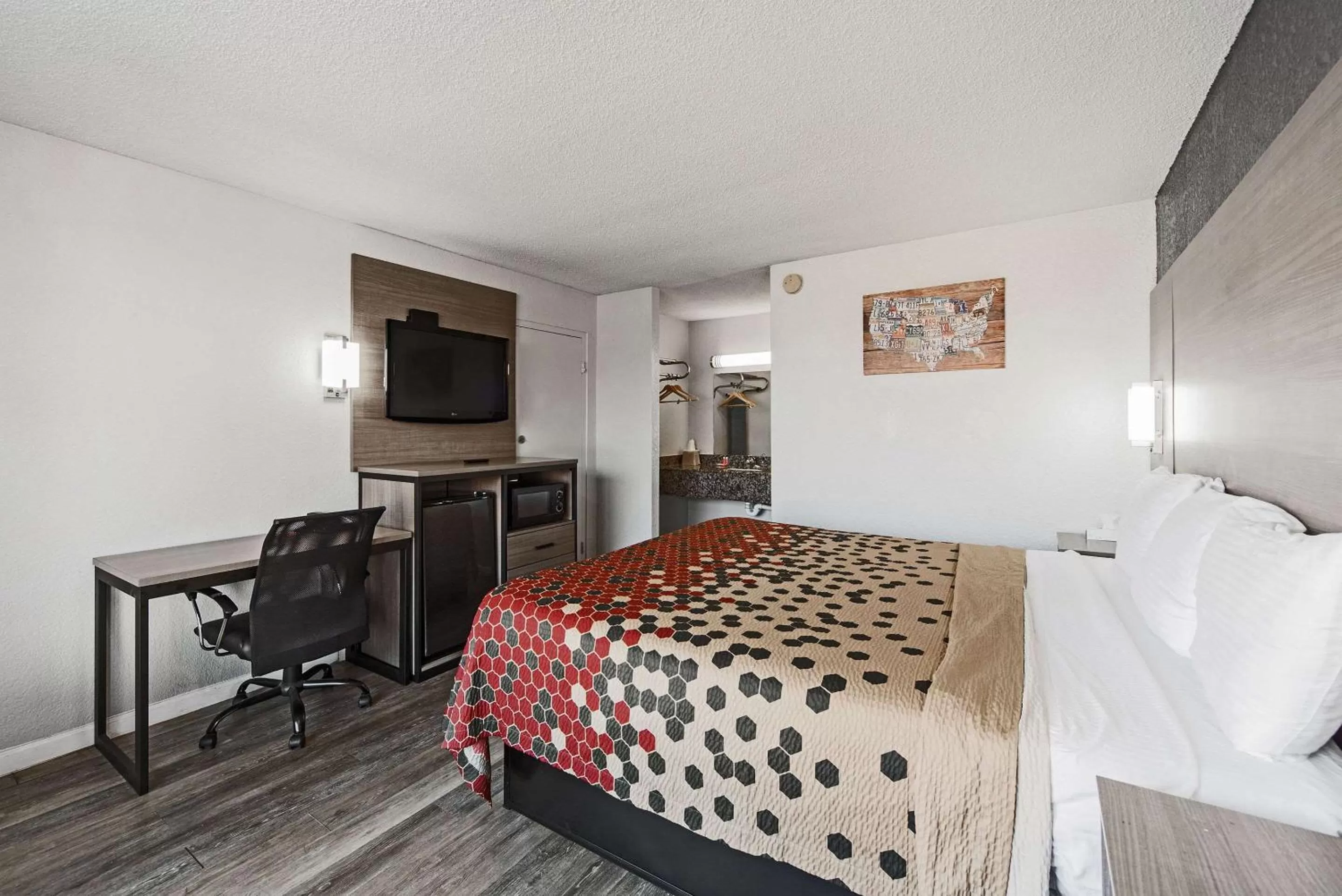 Bedroom in Econo Lodge Inn & Suites Near Bricktown
