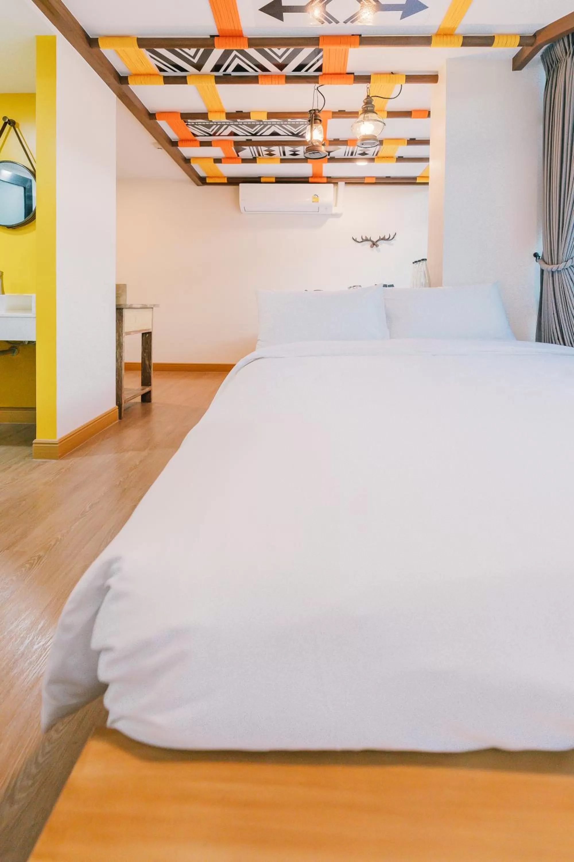 Bathroom, Bed in B Innspire Hotel