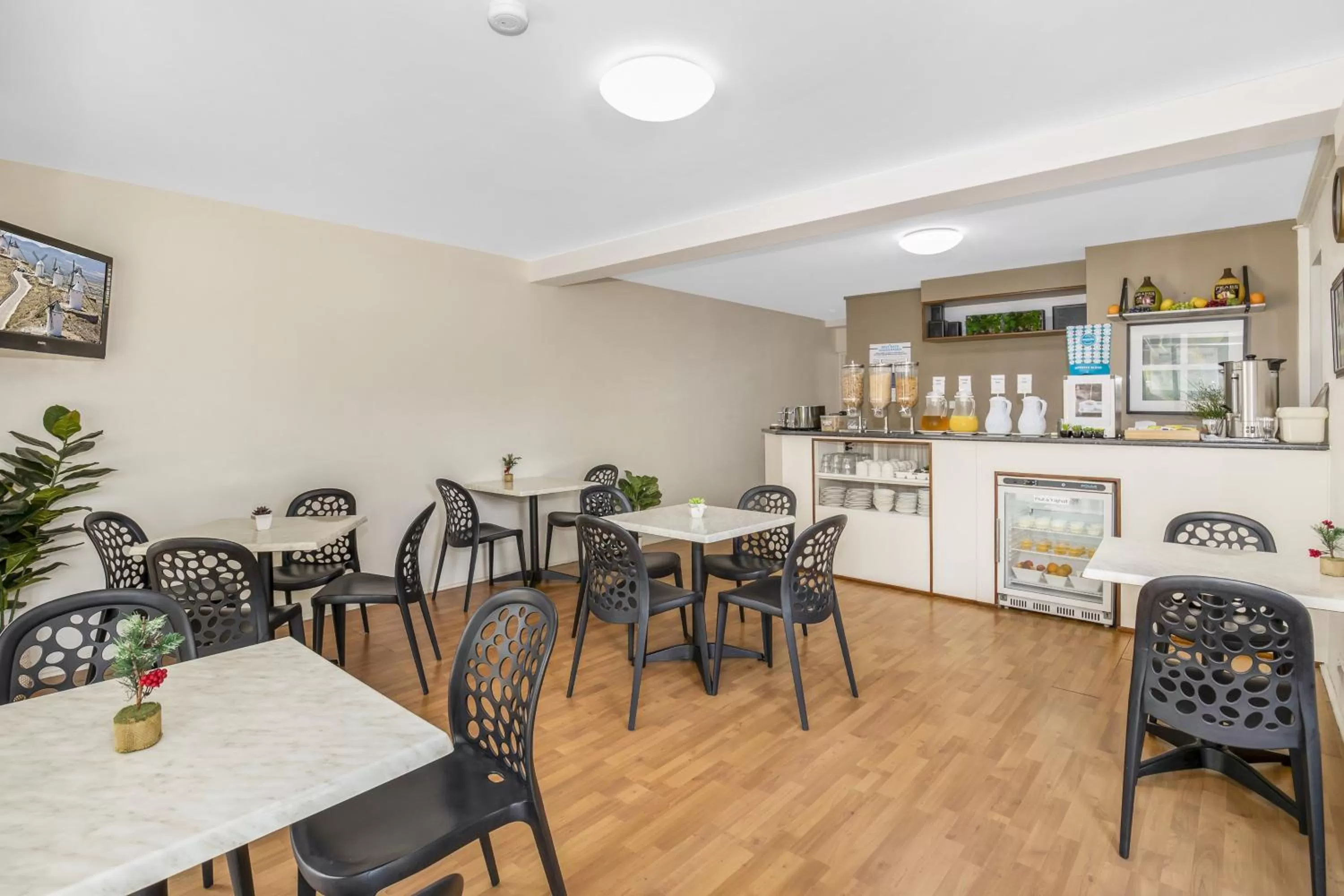 Restaurant/places to eat in Best Western Airport 85 Motel