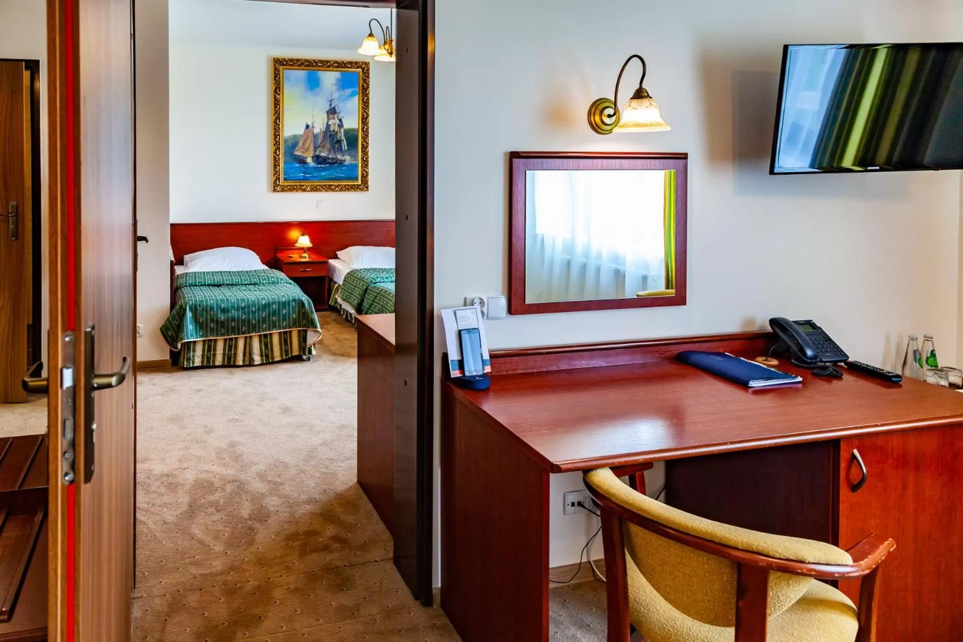 Communal lounge/ TV room, Bed in Willa Port