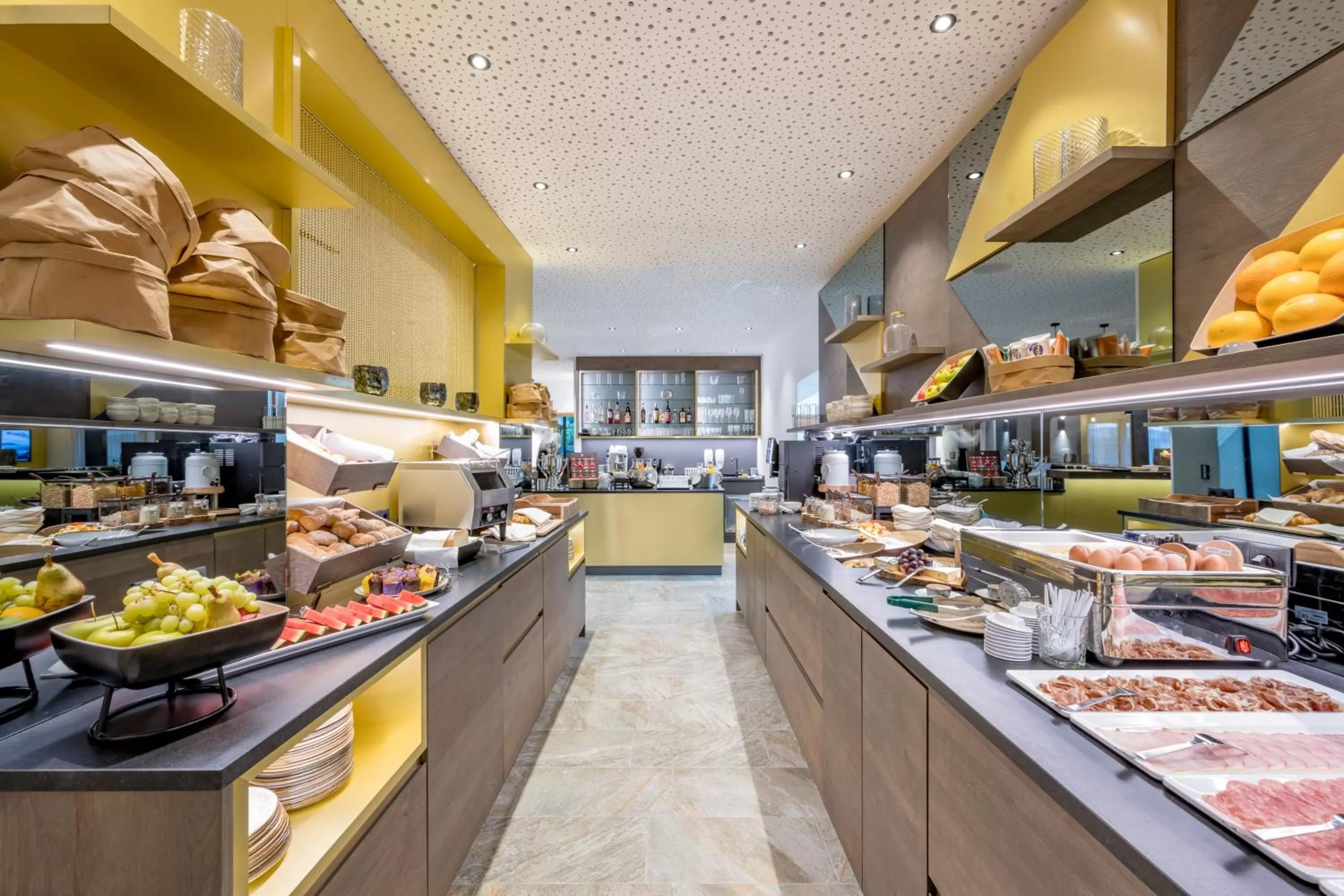 Buffet breakfast in AlpenParks Chalet & Apartment Alpina Seefeld