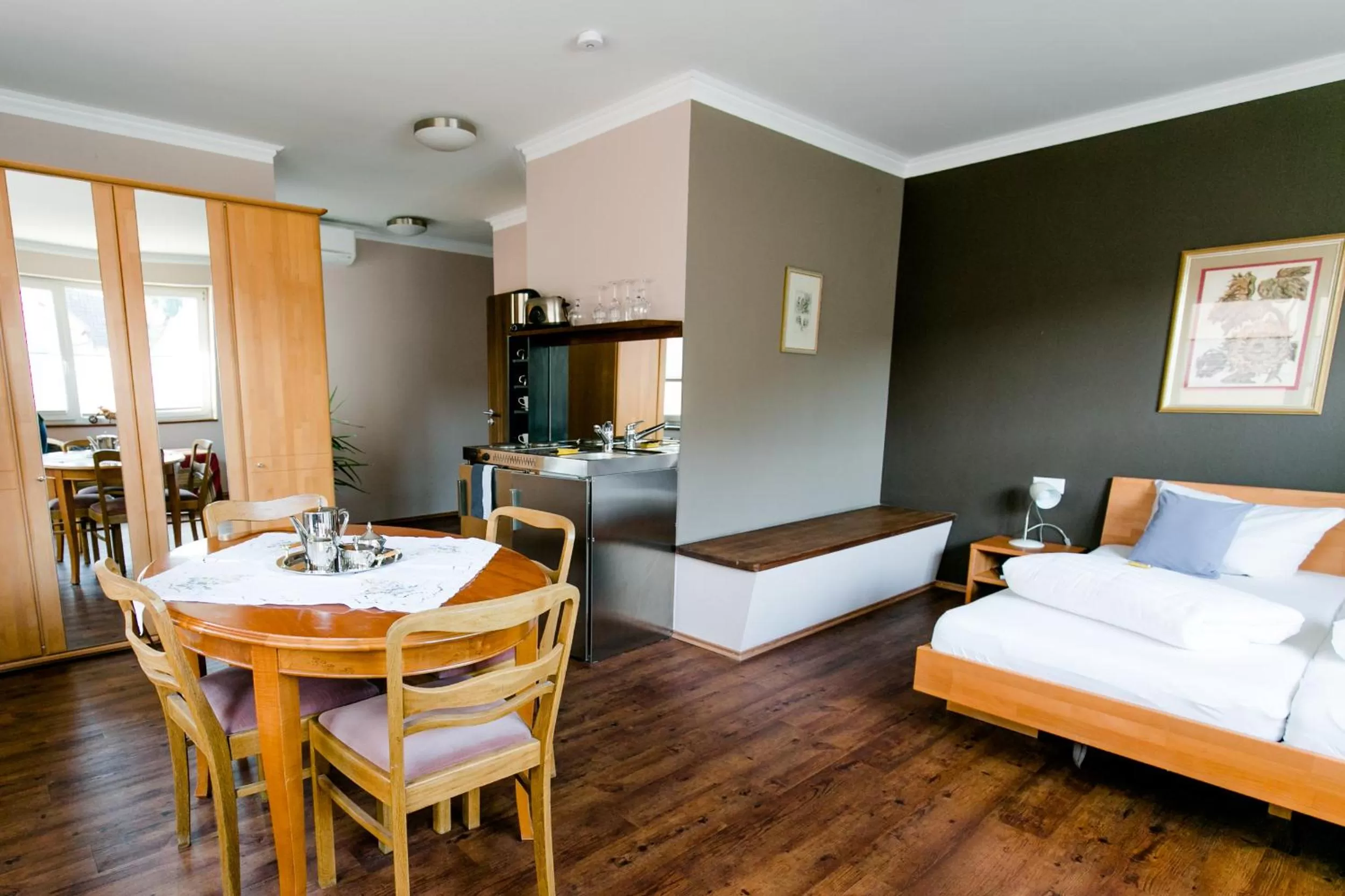 Dining area, Bed in Burgers Hotel