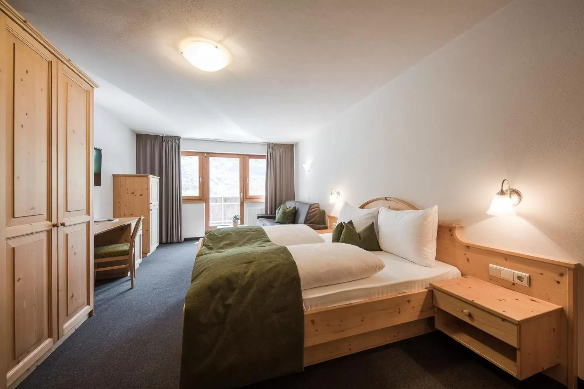 Deluxe Double Room with Balcony in Hotel Kesslwirt Deluxe Double Room with Balcony in Hotel Kesslwirt