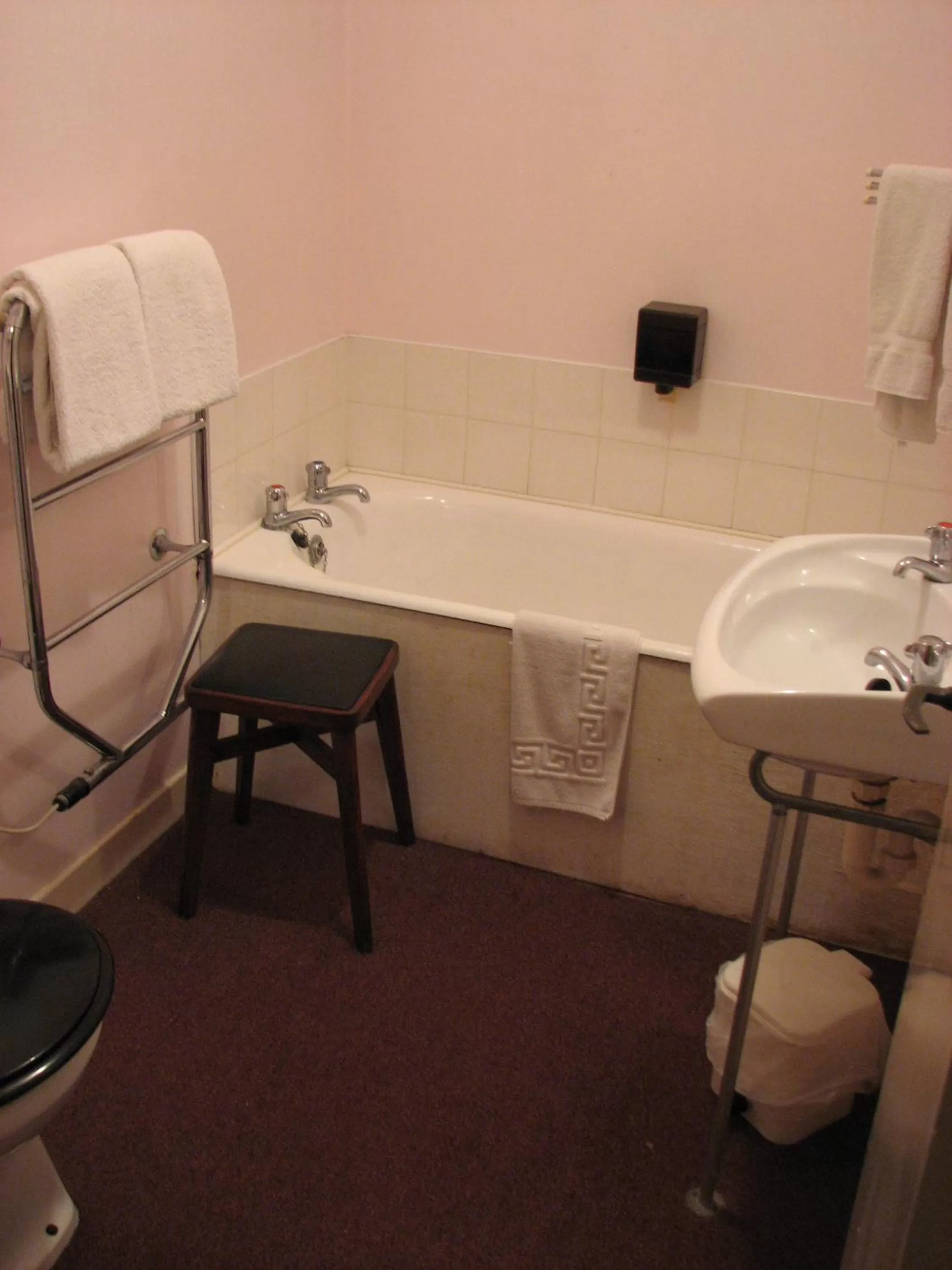 Bathroom in Lancaster Hotel