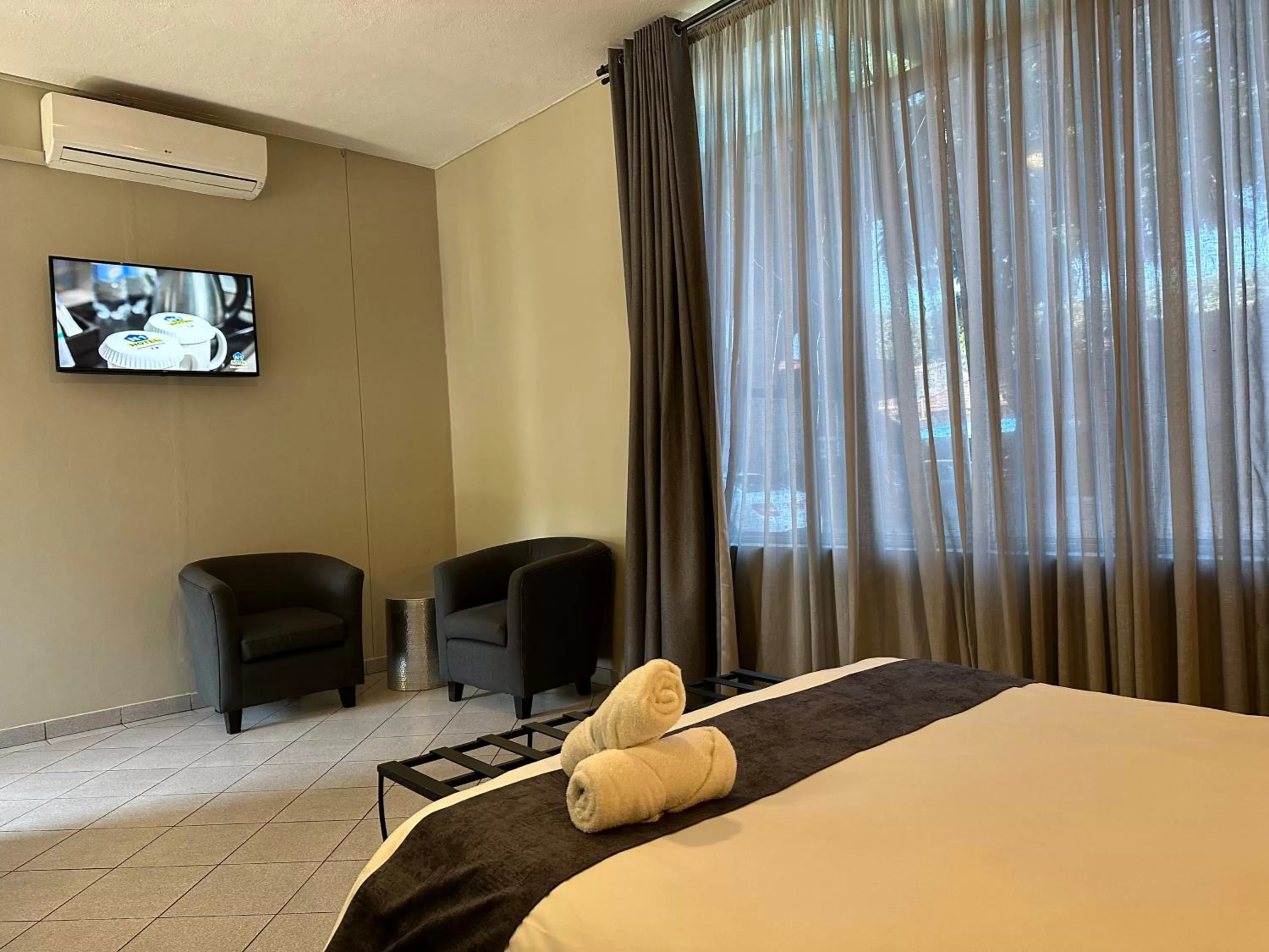 Bed in N1 Hotel Samora Machel Harare