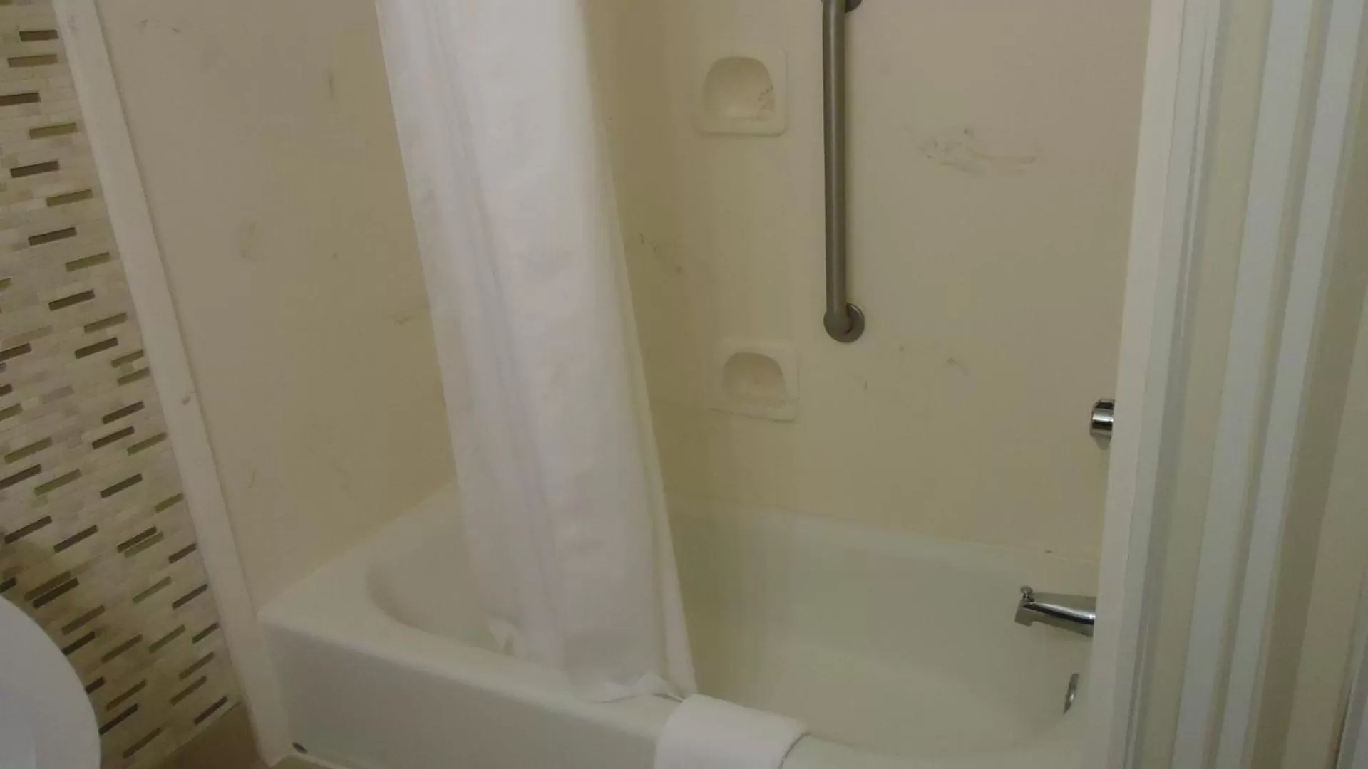 Bathroom in Country Inn & Suites by Radisson, Williamsburg Historic Area, VA