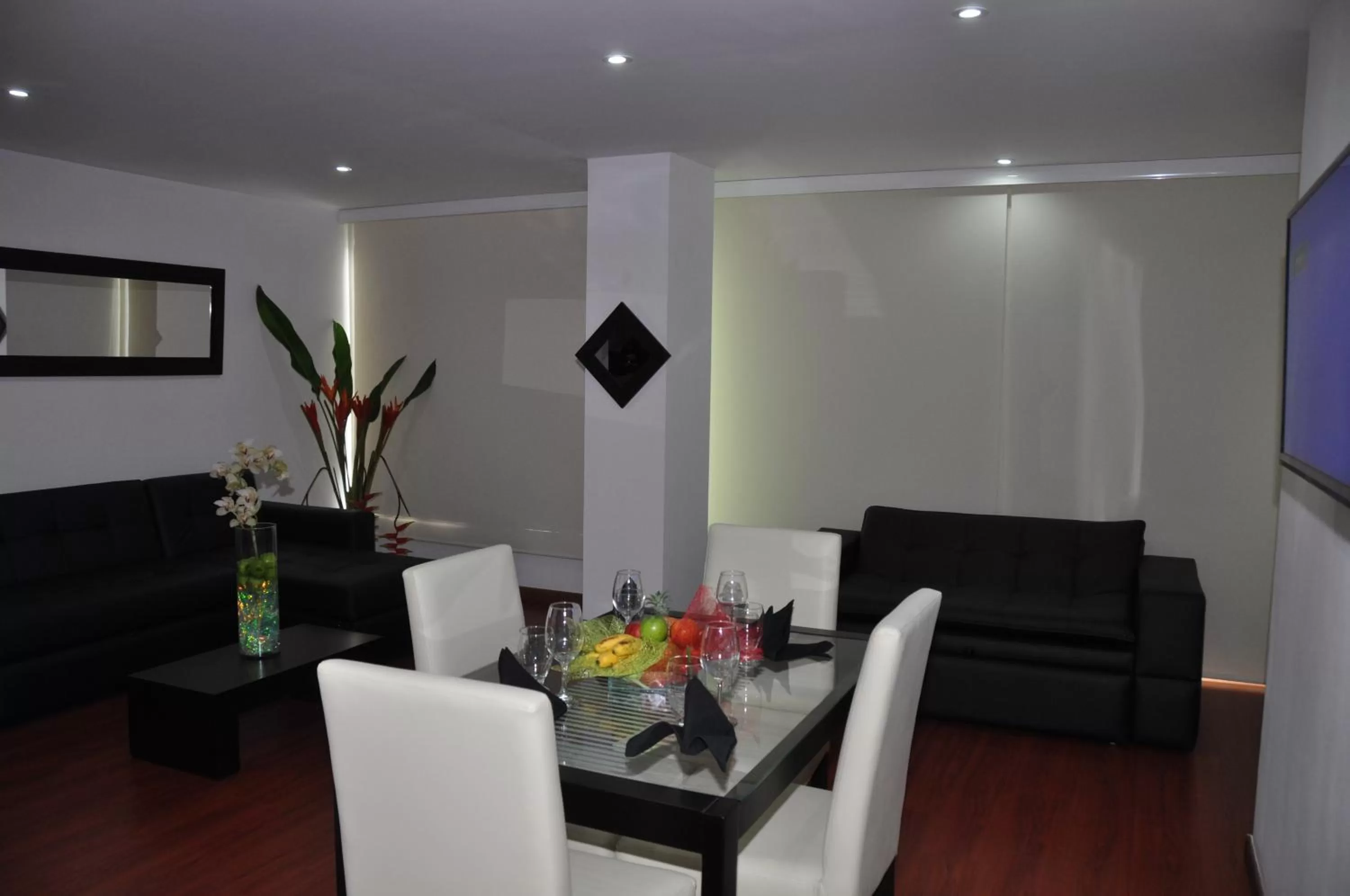 Photo of the whole room in Apartamentos Plaza Modelia