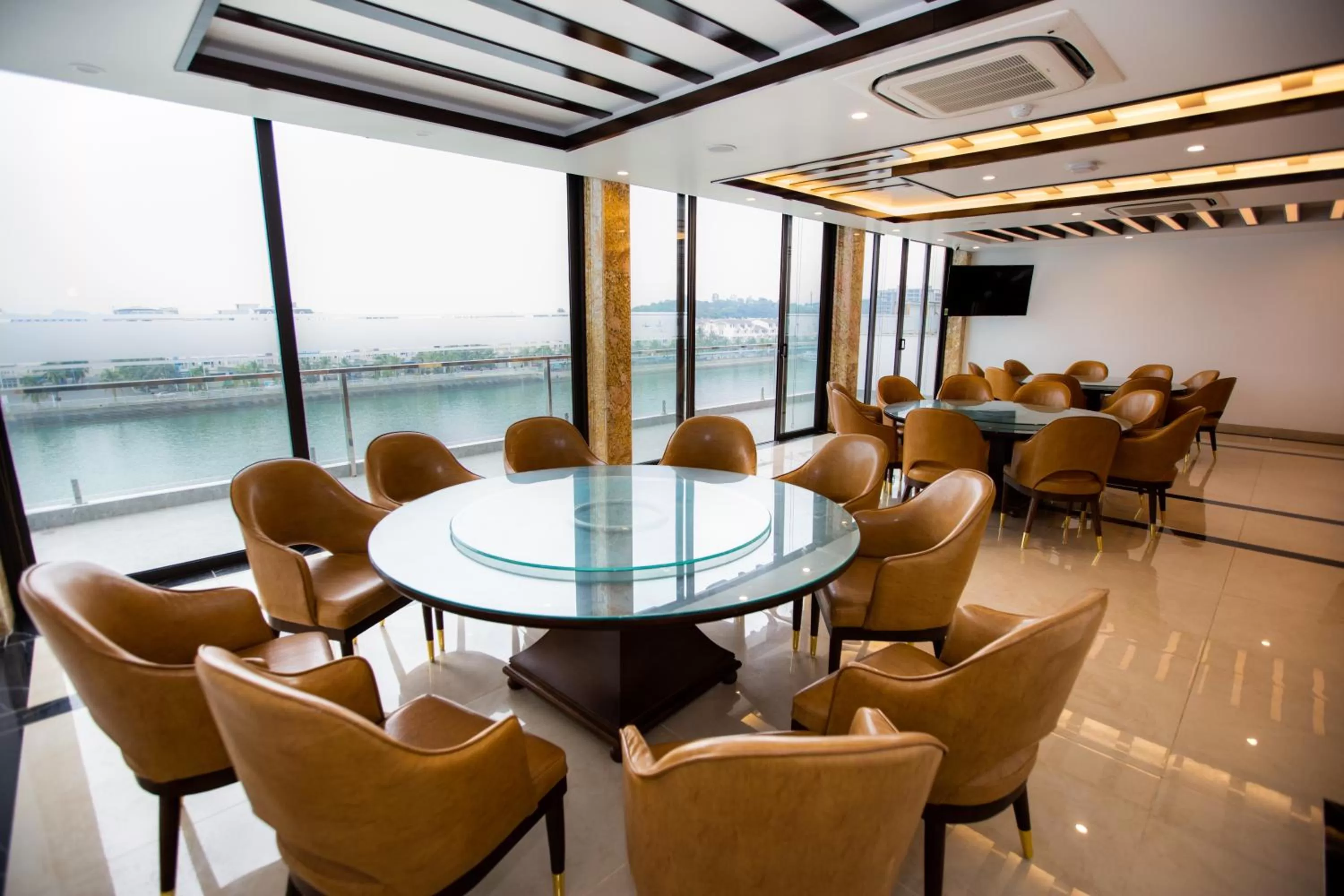 Restaurant/places to eat in Golden Palm HaLong Hotel