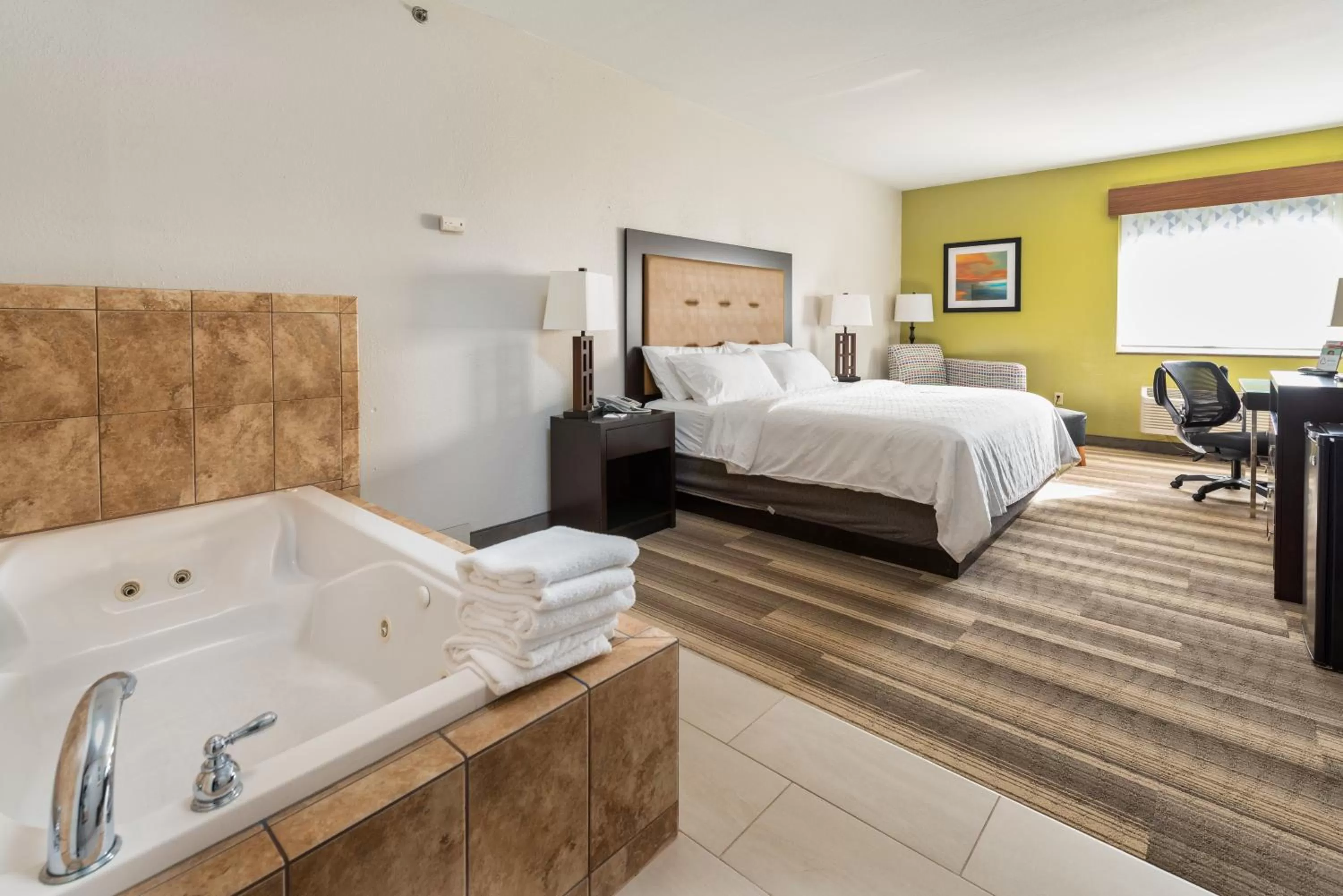 Bedroom, Bed in Country Inn & Suites by Radisson, South Haven, MI