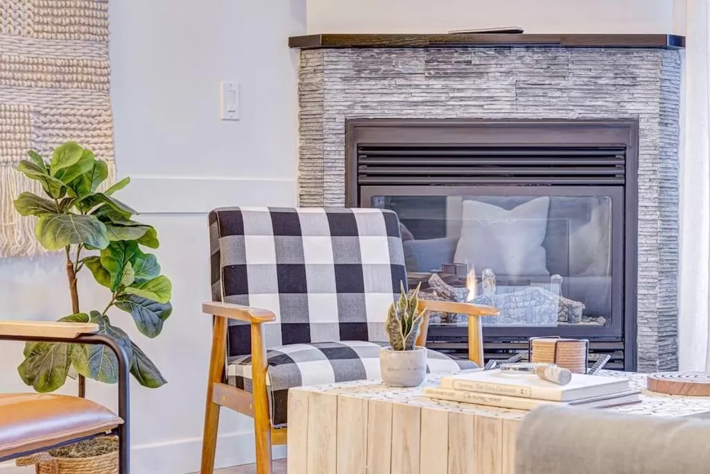 Living room in Mountain Retreat, Pool & Hot Tub, BBQ, Patio, King Bed, Sleeps 6!