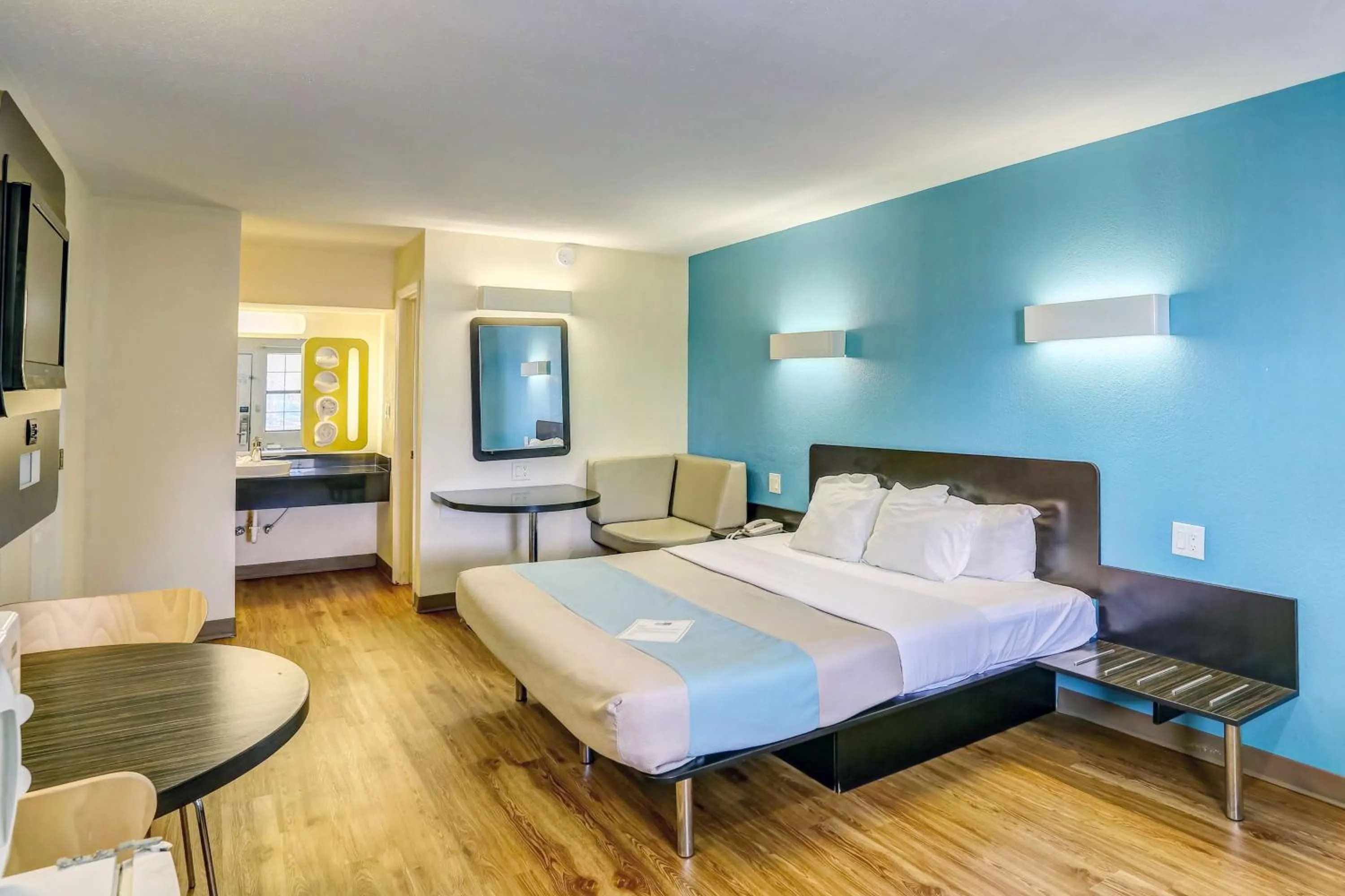 Photo of the whole room, Bed in Motel 6-Dickson, TN