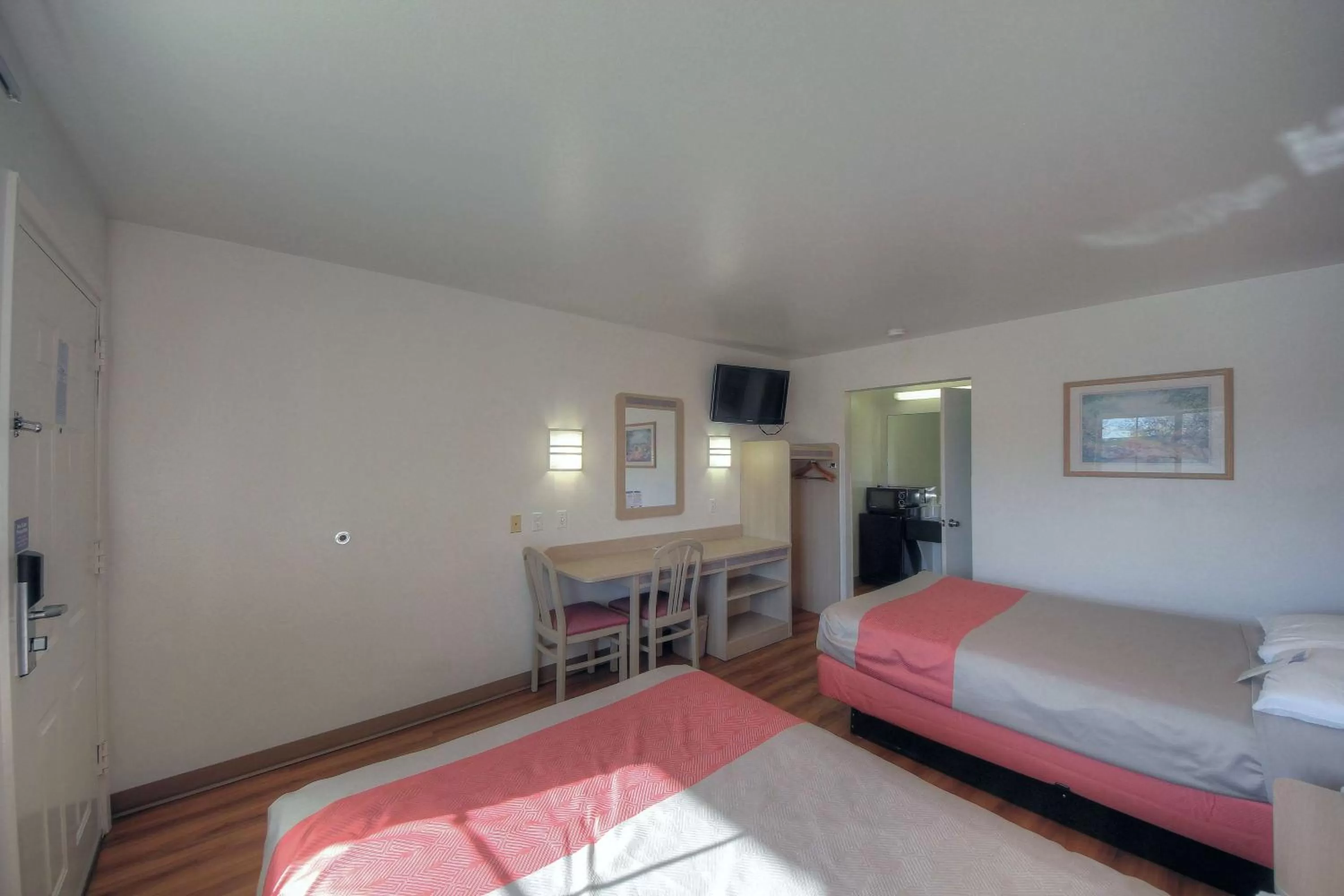 Photo of the whole room, Bed in Motel 6-Kerrville, TX