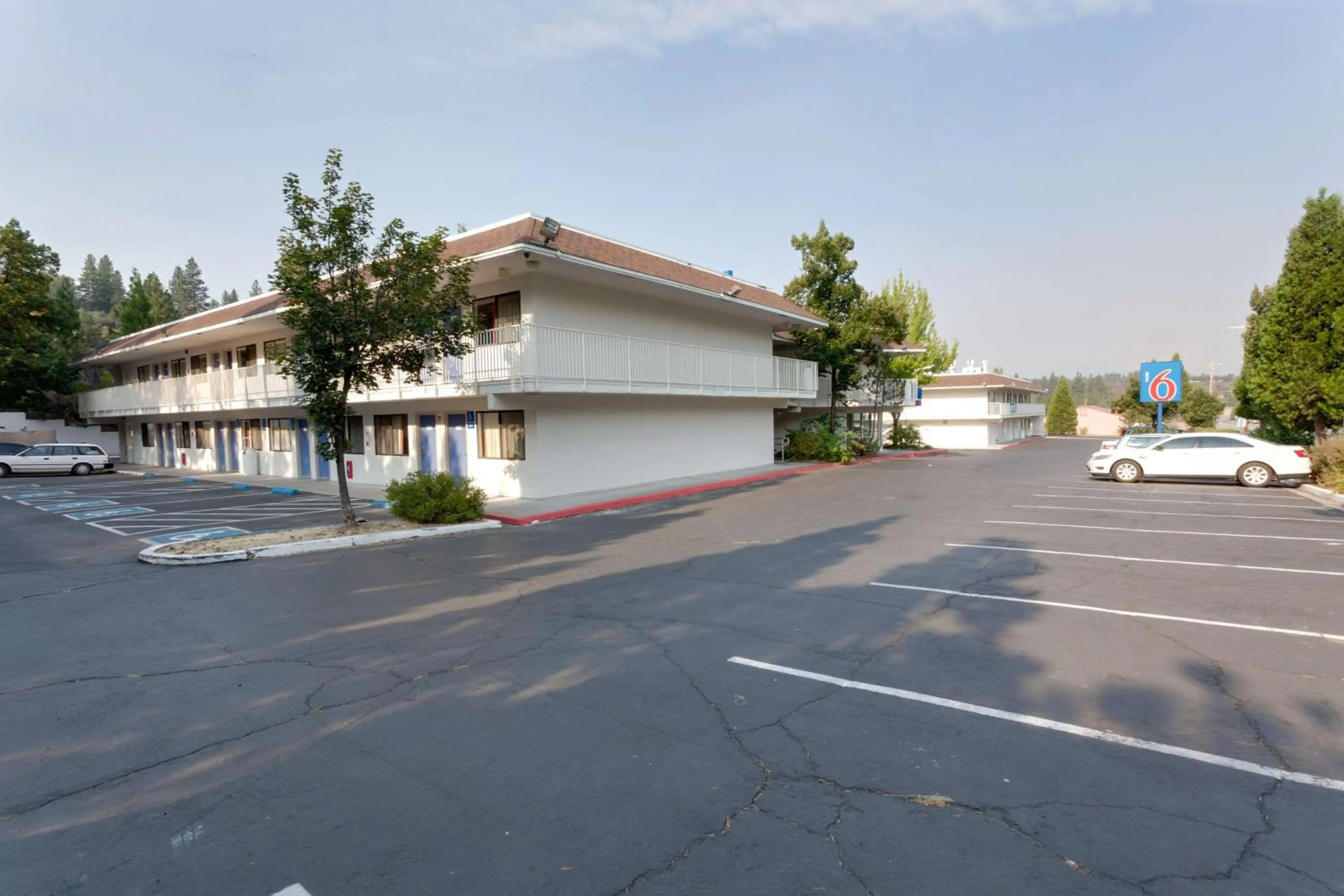 Property building in Motel 6 Weed - Mount Shasta