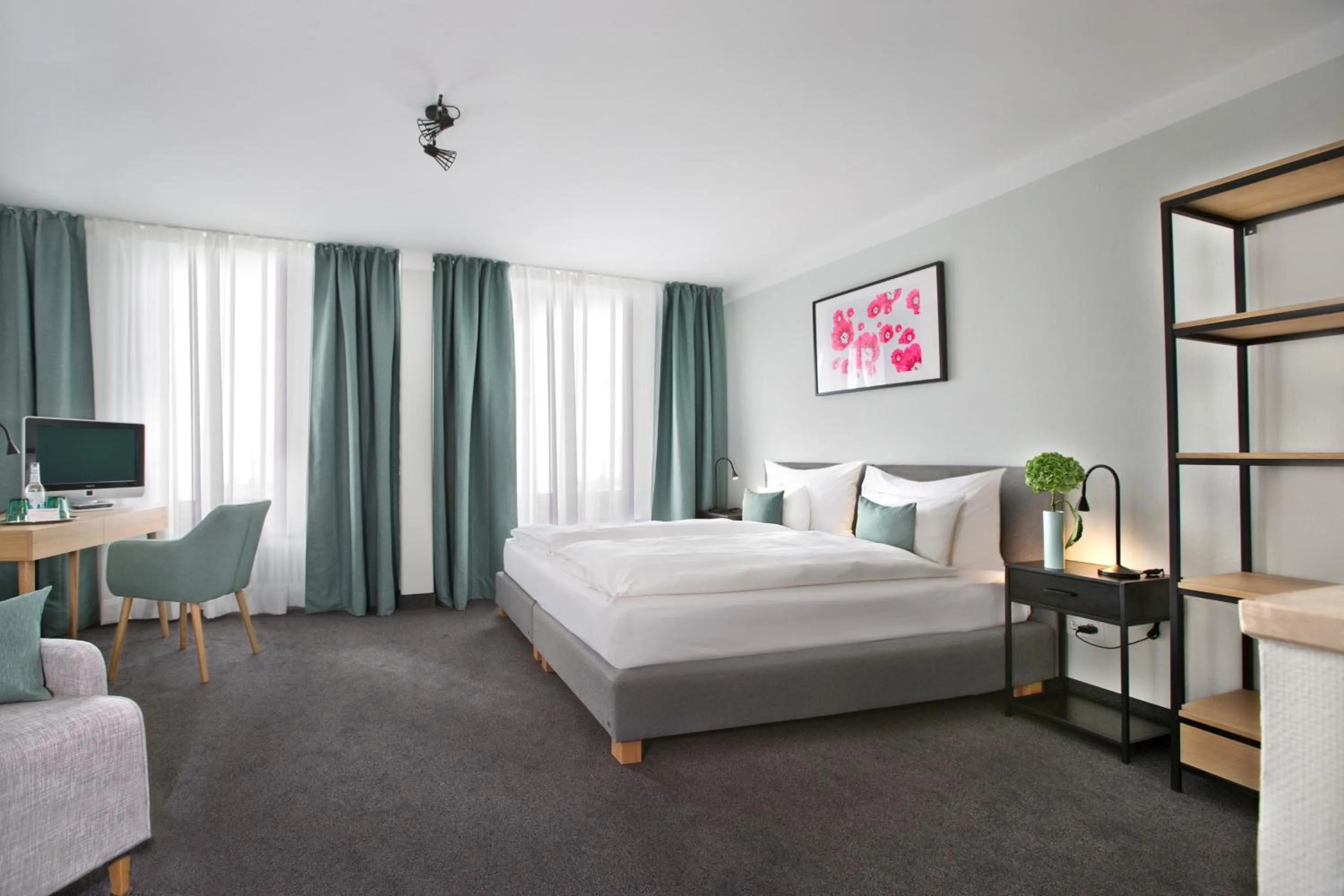 Photo of the whole room, Bed in Hotel Rotkreuzplatz